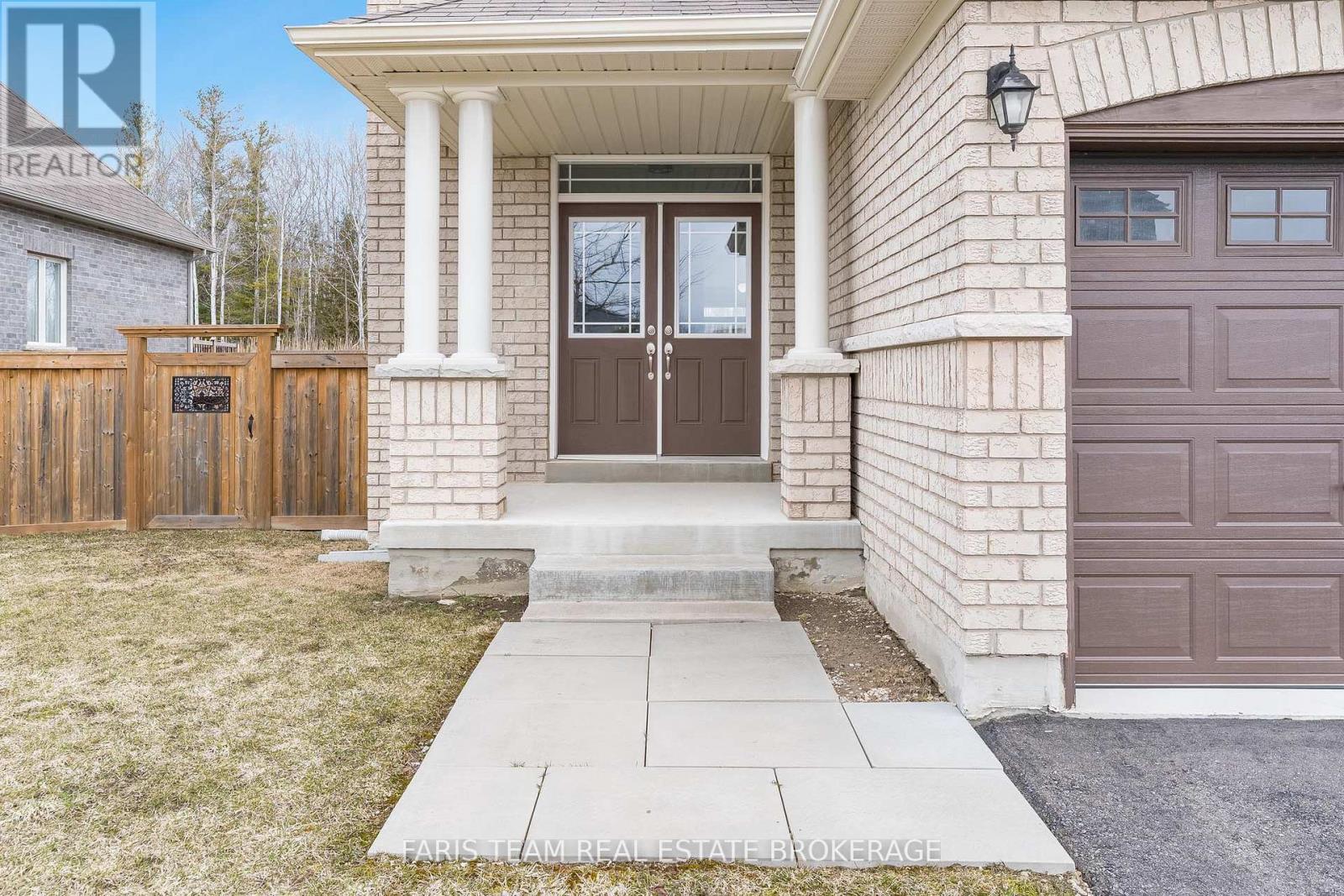 33 Pearl Street, Wasaga Beach, Ontario  L9Z 0G9 - Photo 4 - S13063124