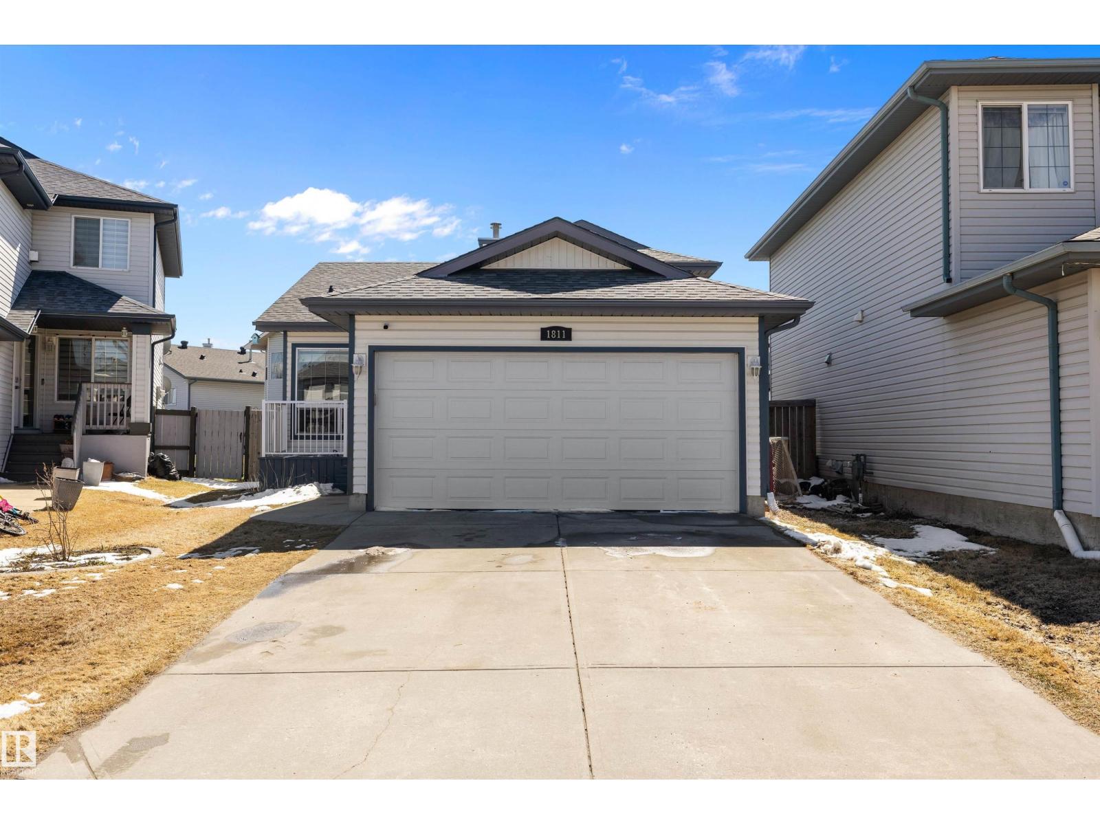 1811 37 AV NW, edmonton, Alberta