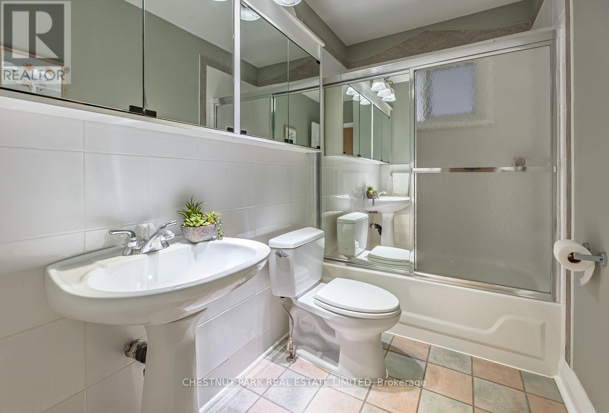 16 Vanderbrent Crescent, Toronto, Ontario  M9R 3W8 - Photo 12 - W13063092