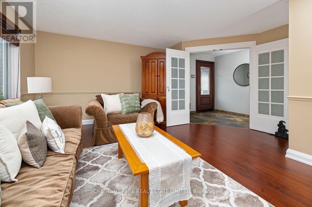 16 Vanderbrent Crescent, Toronto, Ontario  M9R 3W8 - Photo 5 - W13063092