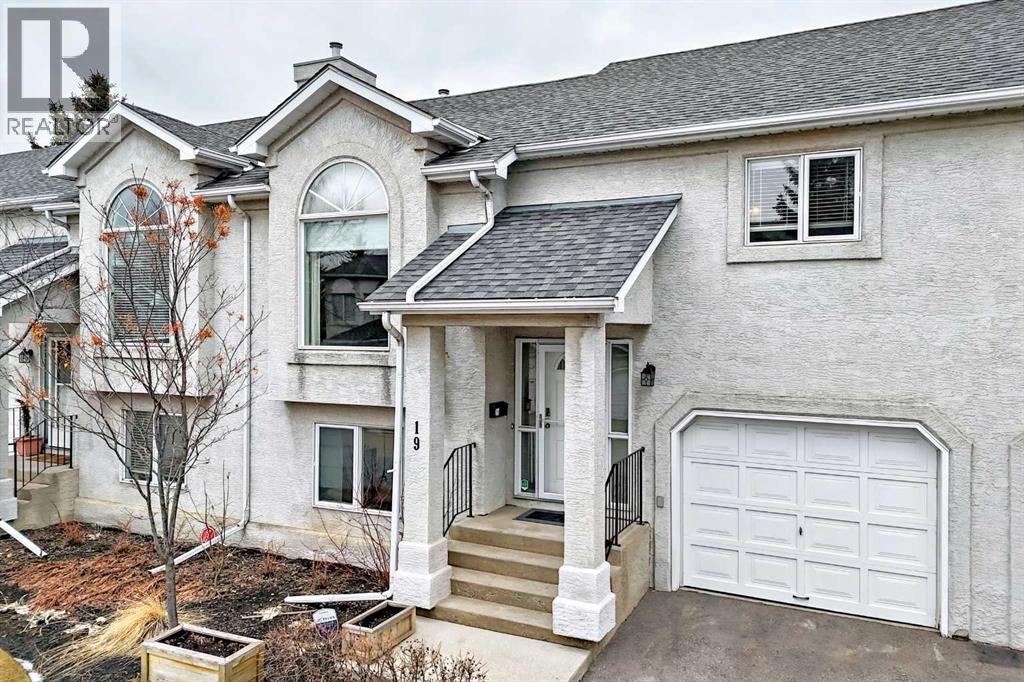 19 Sunlake Gardens SE, Calgary, Alberta  T2X 3G4 - Photo 1 - A2300691