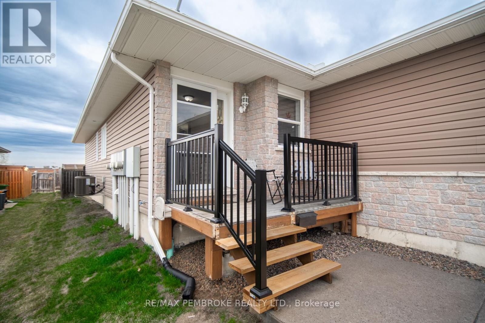 317 Matheson Drive, Pembroke, Ontario  K8A 8L2 - Photo 2 - X13063400