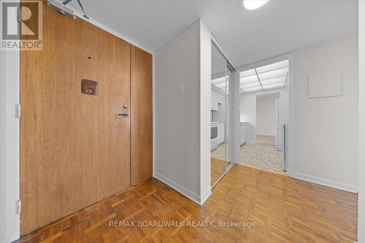 702 - 20 The Driveway Drive, Ottawa, Ontario  K2P 1C8 - Photo 2 - X13063554