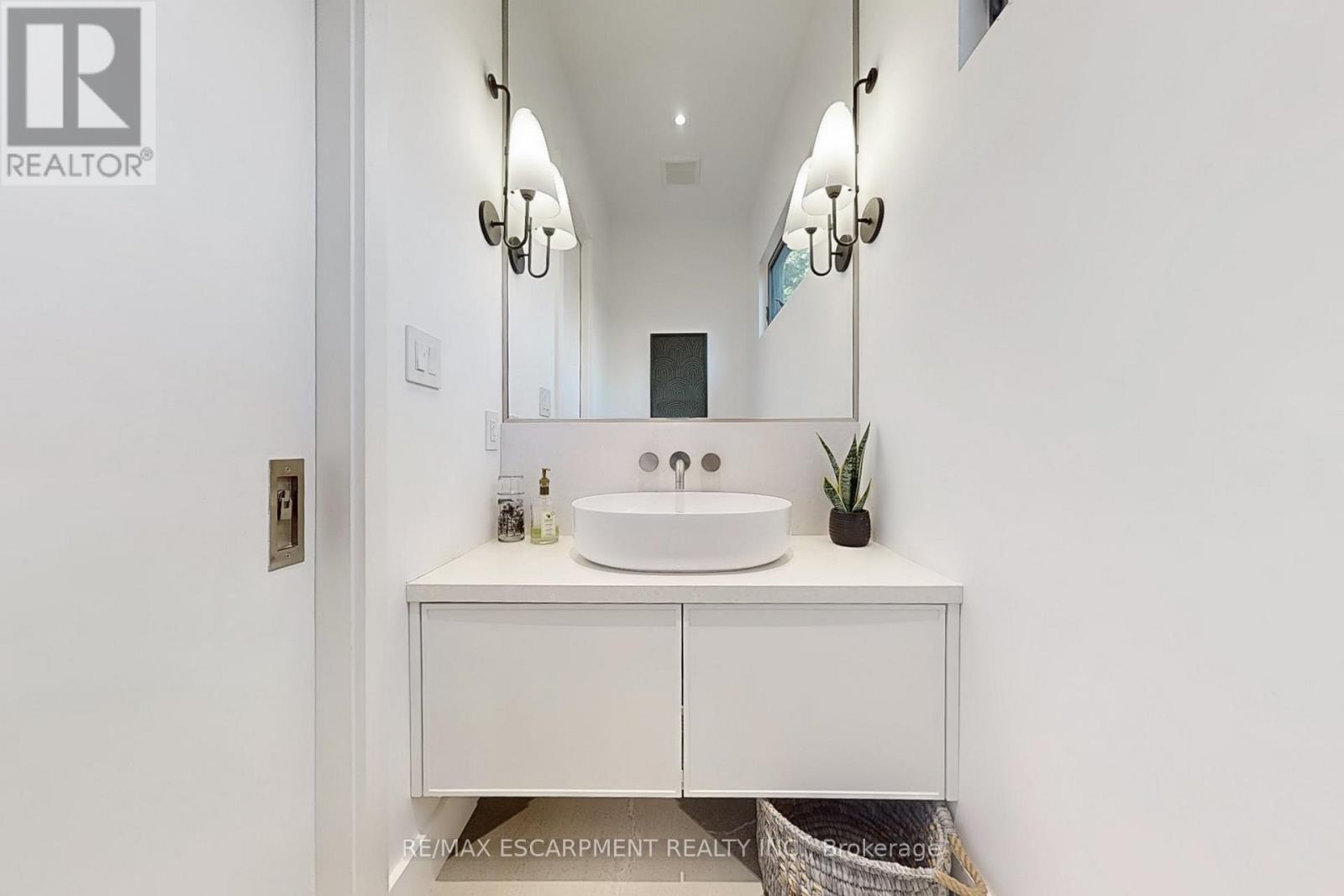 977 Gorton Avenue, Burlington, Ontario  L7T 1S6 - Photo 6 - W12996426