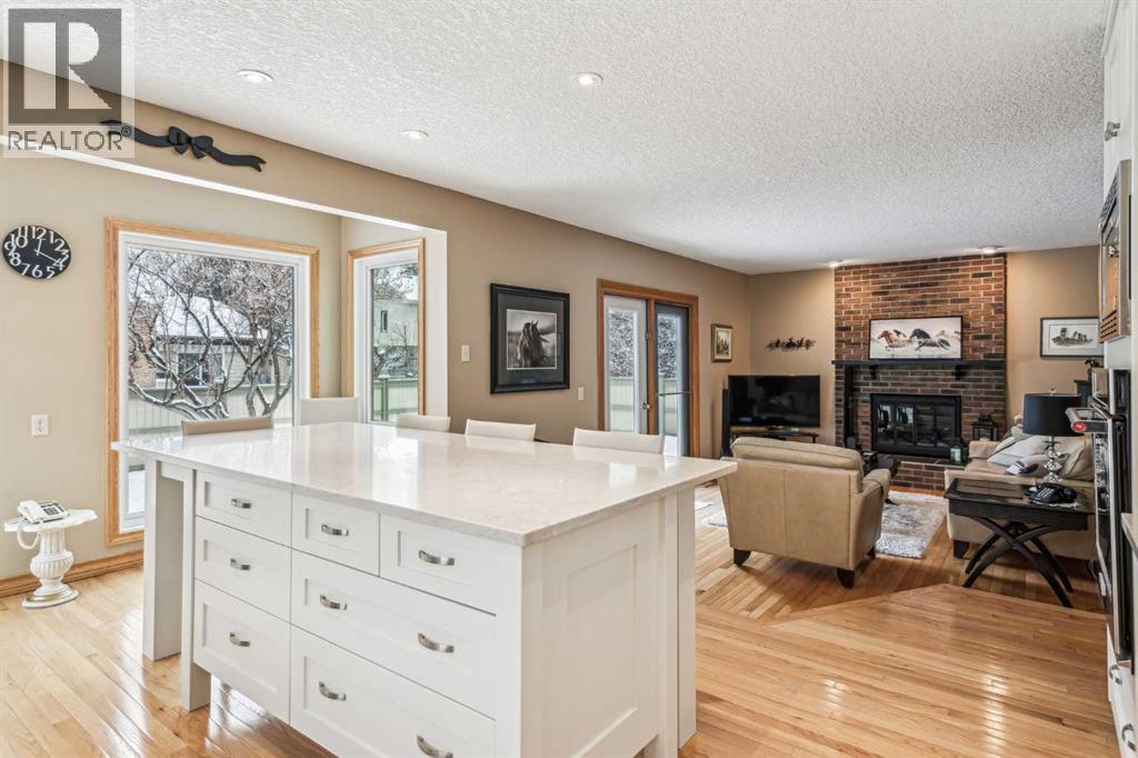 27 Woodacres Way SW, Calgary, Alberta  T2W 4W2 - Photo 6 - A2295259