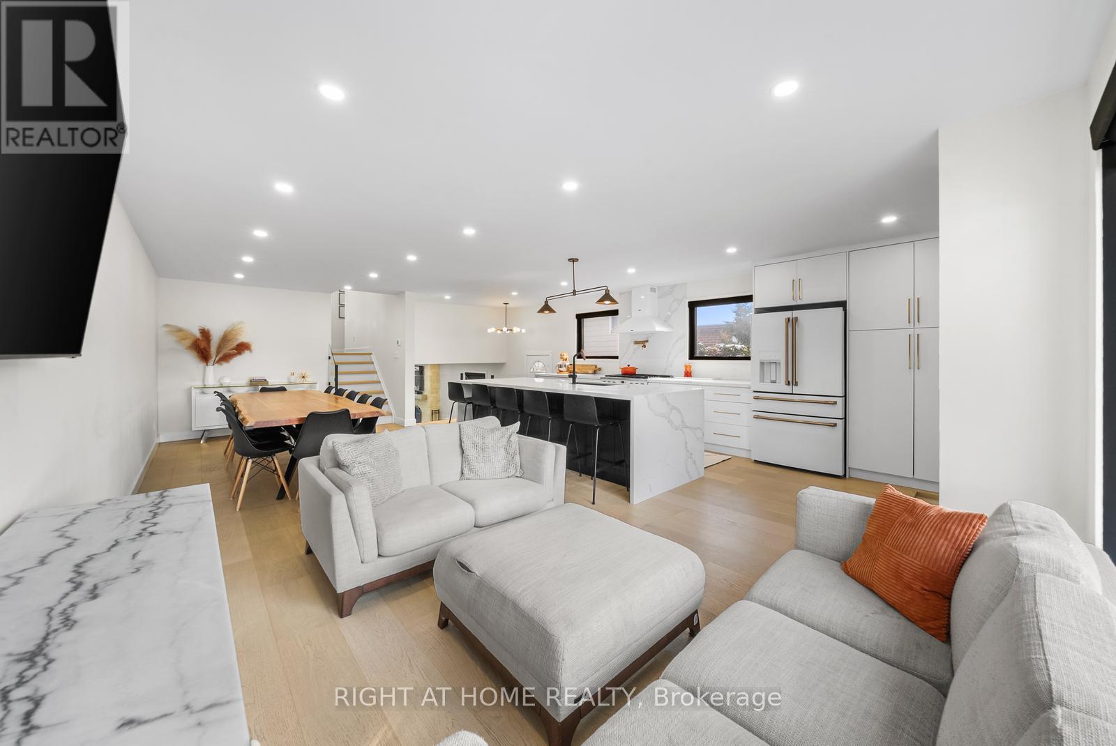 9 Thistlewaite Crescent, Toronto, Ontario  M1S 3Y8 - Photo 4 - E13063520