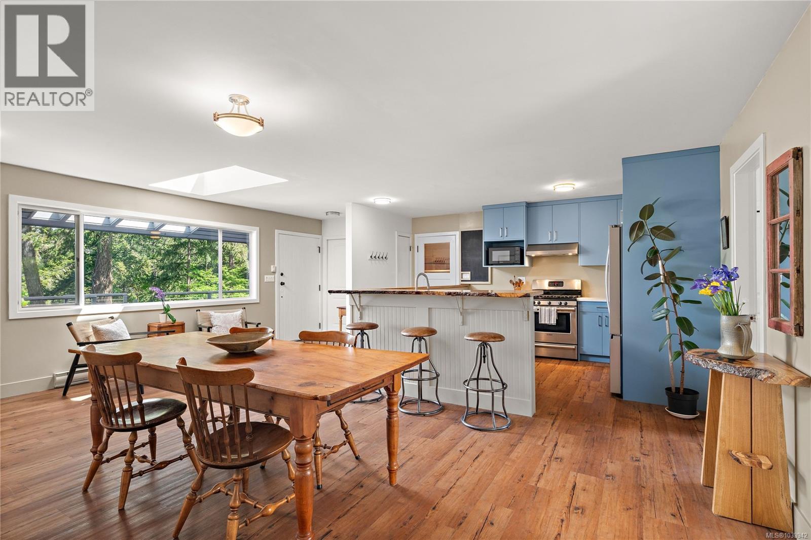10851 Deep Cove Rd, North Saanich, British Columbia  V8L 5M5 - Photo 3 - 1033942