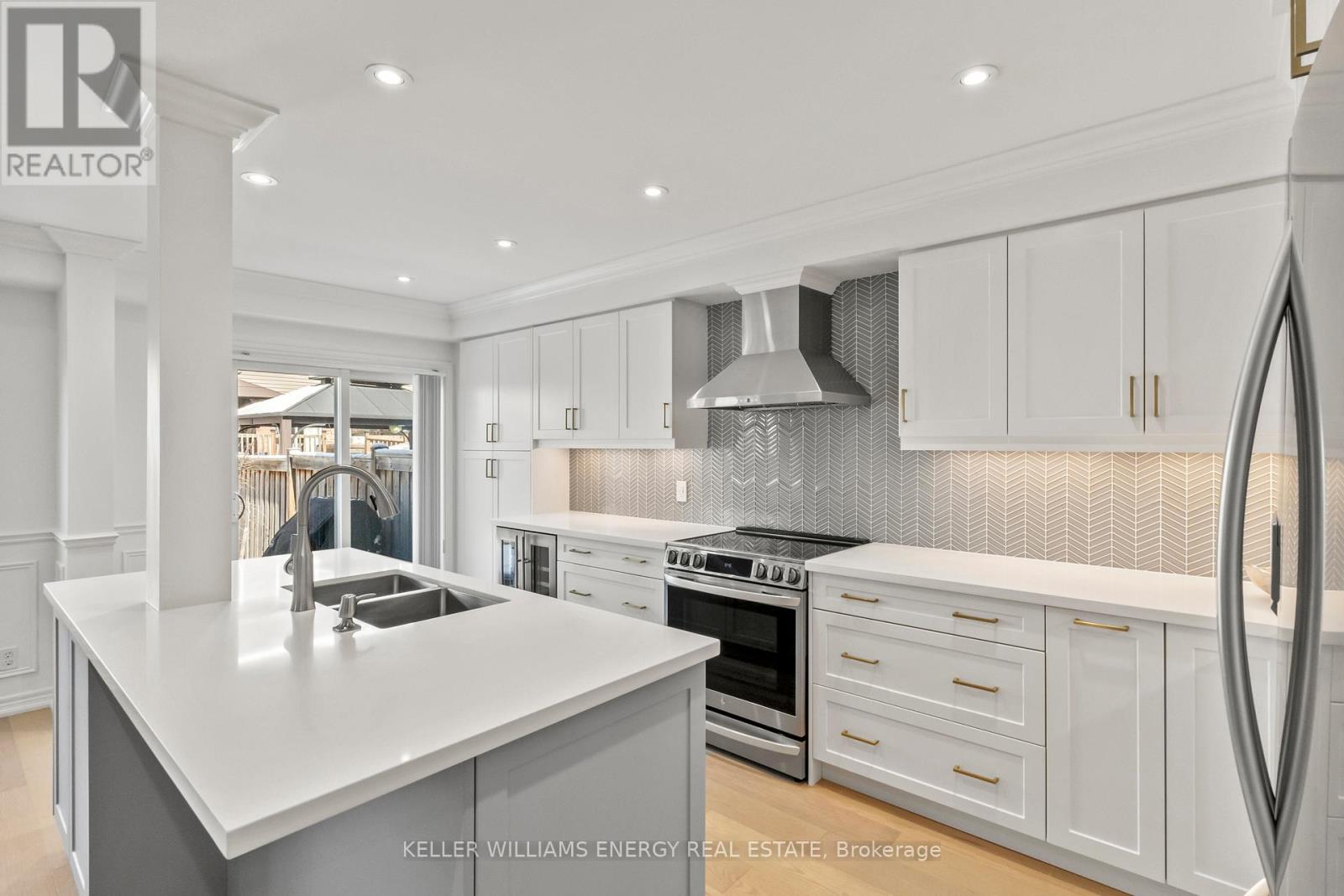 33 Tabaret Crescent, Oshawa, Ontario  L1L 0G5 - Photo 4 - E12971006