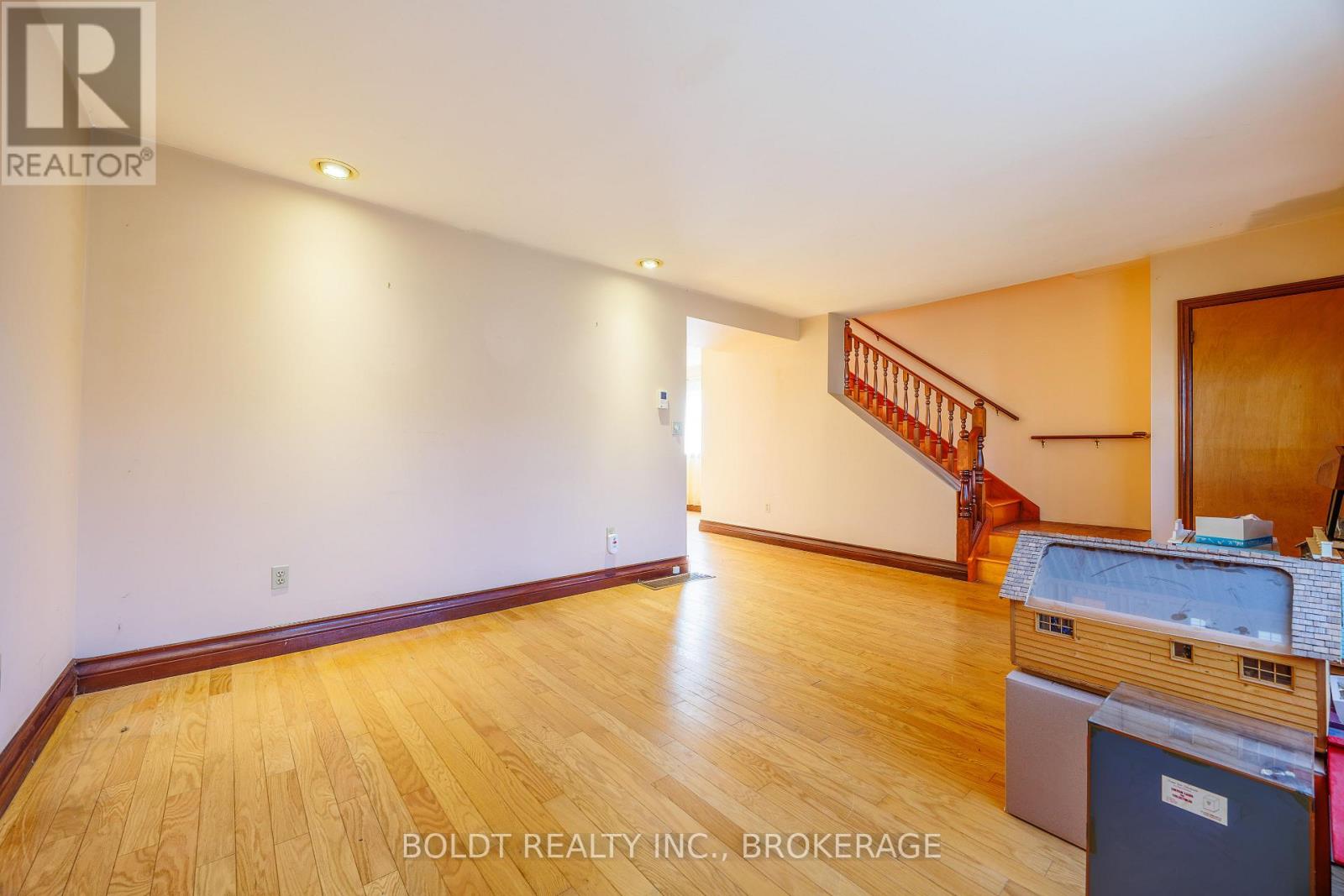 162 Dufferin Street E, St. Catharines, Ontario  L2R 2A5 - Photo 7 - X13056326