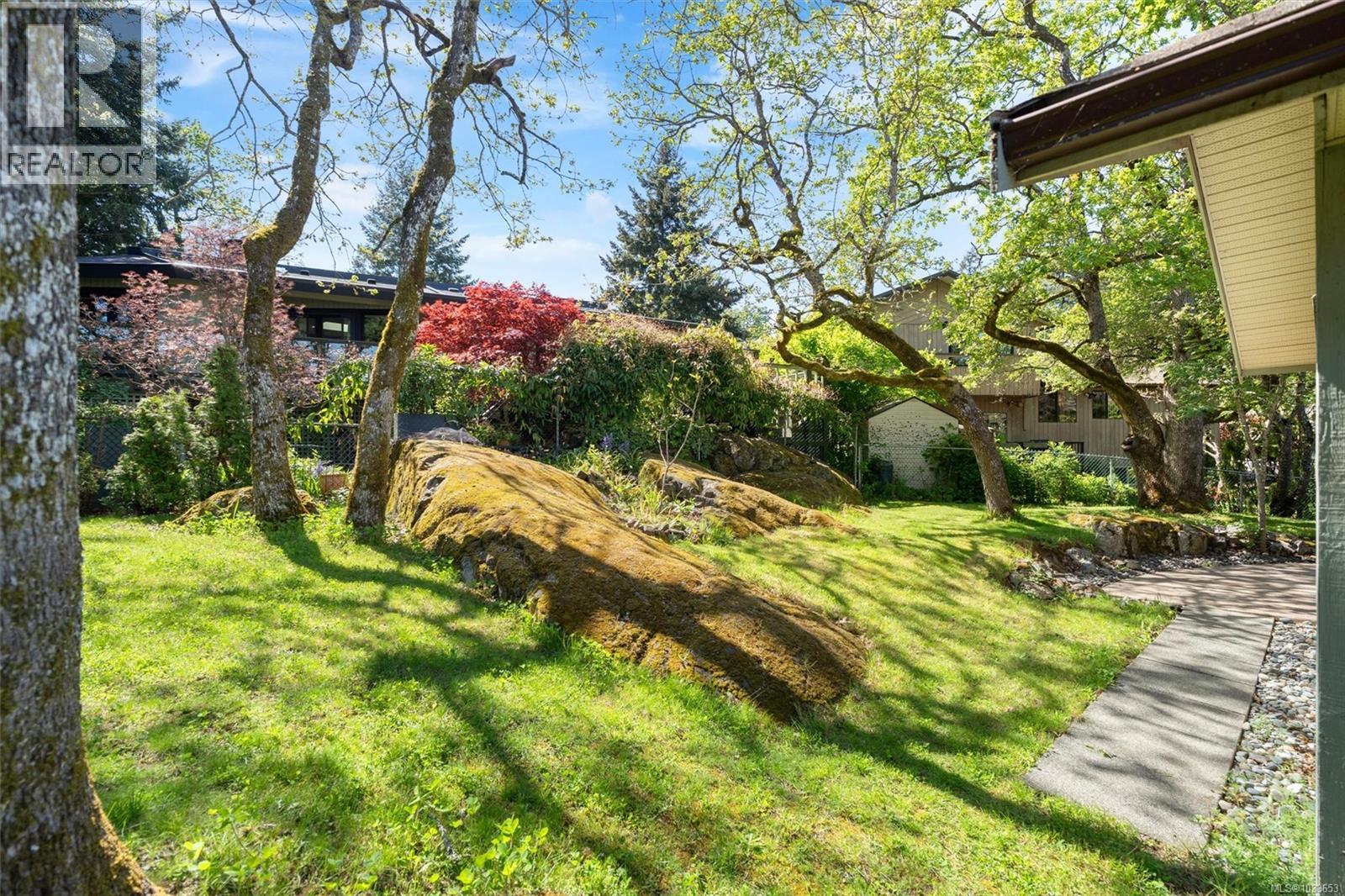 4066 Nicholson Crt, Saanich, British Columbia  V8Z 4S2 - Photo 4 - 1033653