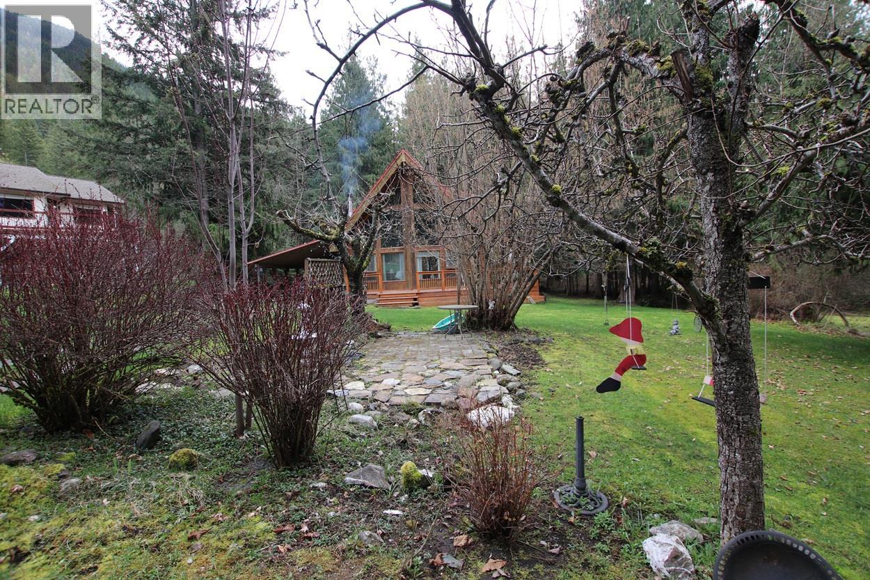 432 Bayles Road, Nakusp, British Columbia  V0G 1R1 - Photo 2 - 10385445