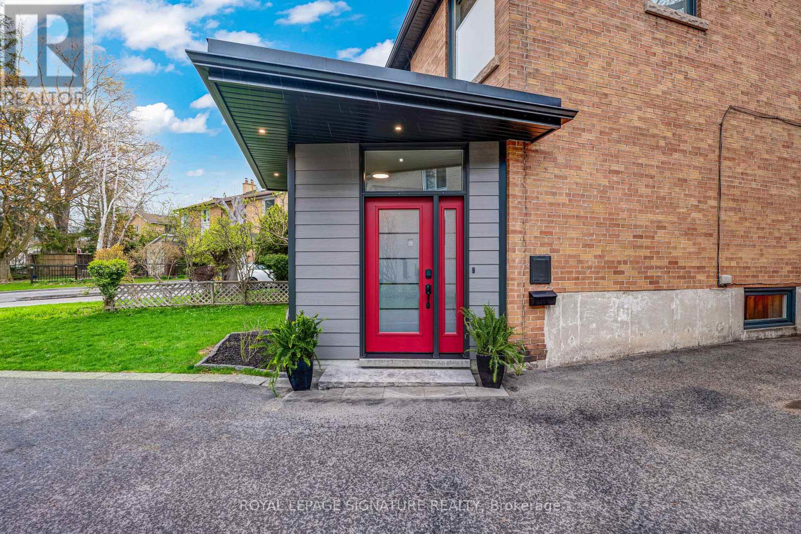 16 Veery Place, Toronto, Ontario  M3C 2E1 - Photo 3 - C13063746