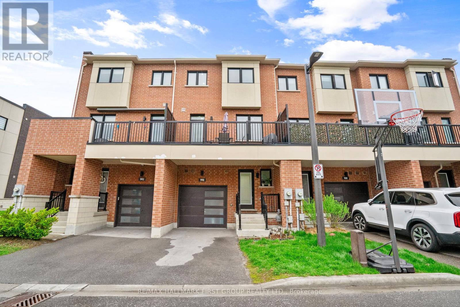 990 Kicking Horse Path, Oshawa, Ontario  L1J 0B4 - Photo 2 - E13063858