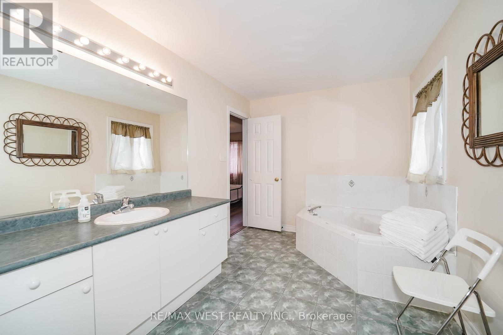 149 Foxchase Avenue, Vaughan, Ontario  L4L 9H3 - Photo 8 - N13063808