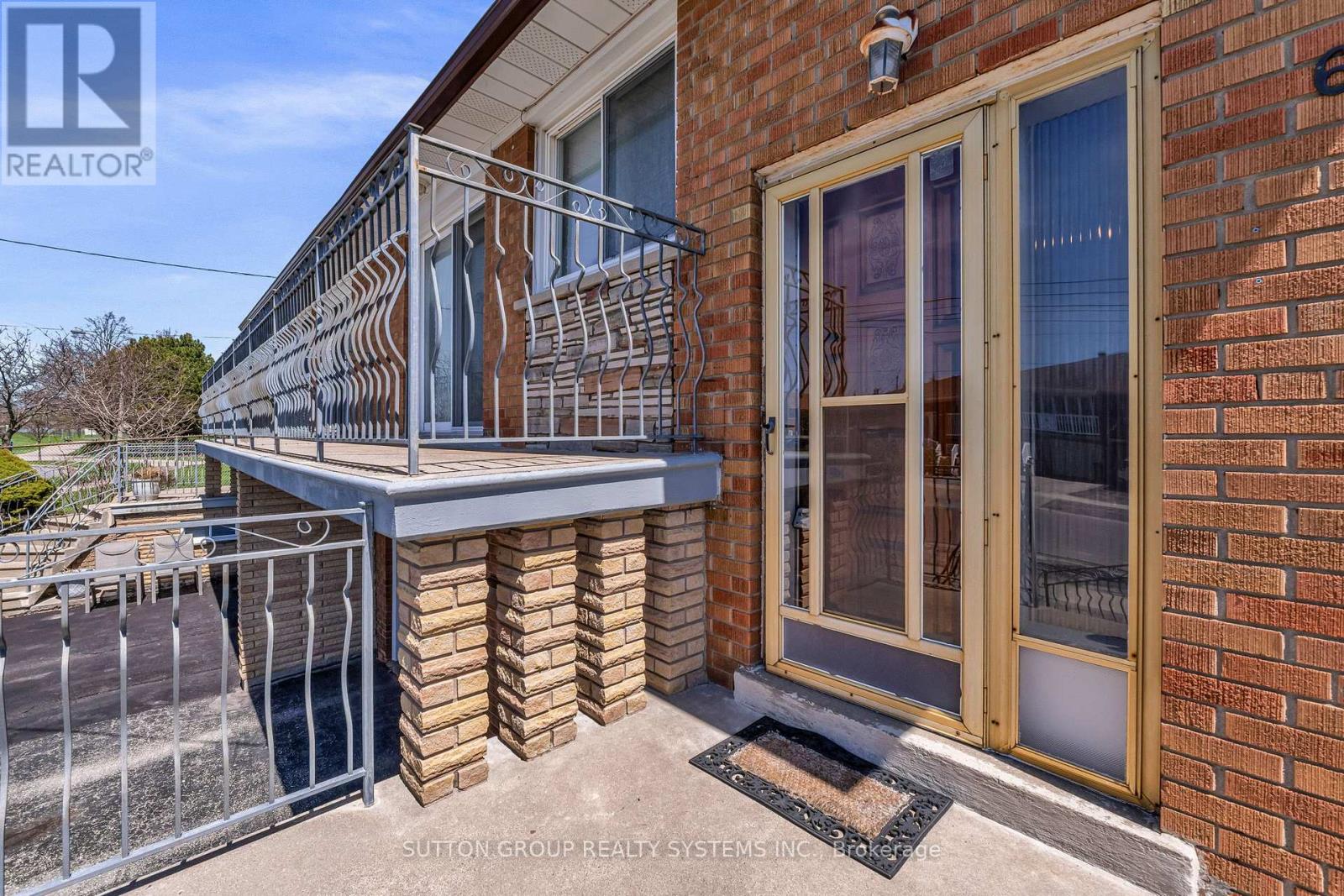 61 Bamford Crescent, Toronto, Ontario  M3N 1T8 - Photo 4 - W13063636