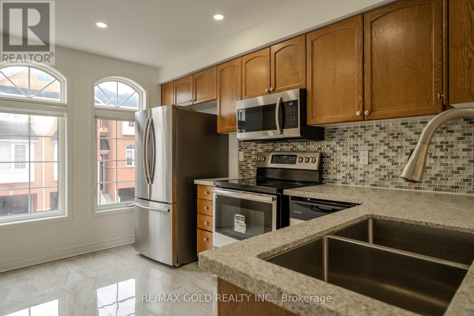7059 Fairmeadow Crescent, Mississauga, Ontario  L5N 8R6 - Photo 4 - W13063646