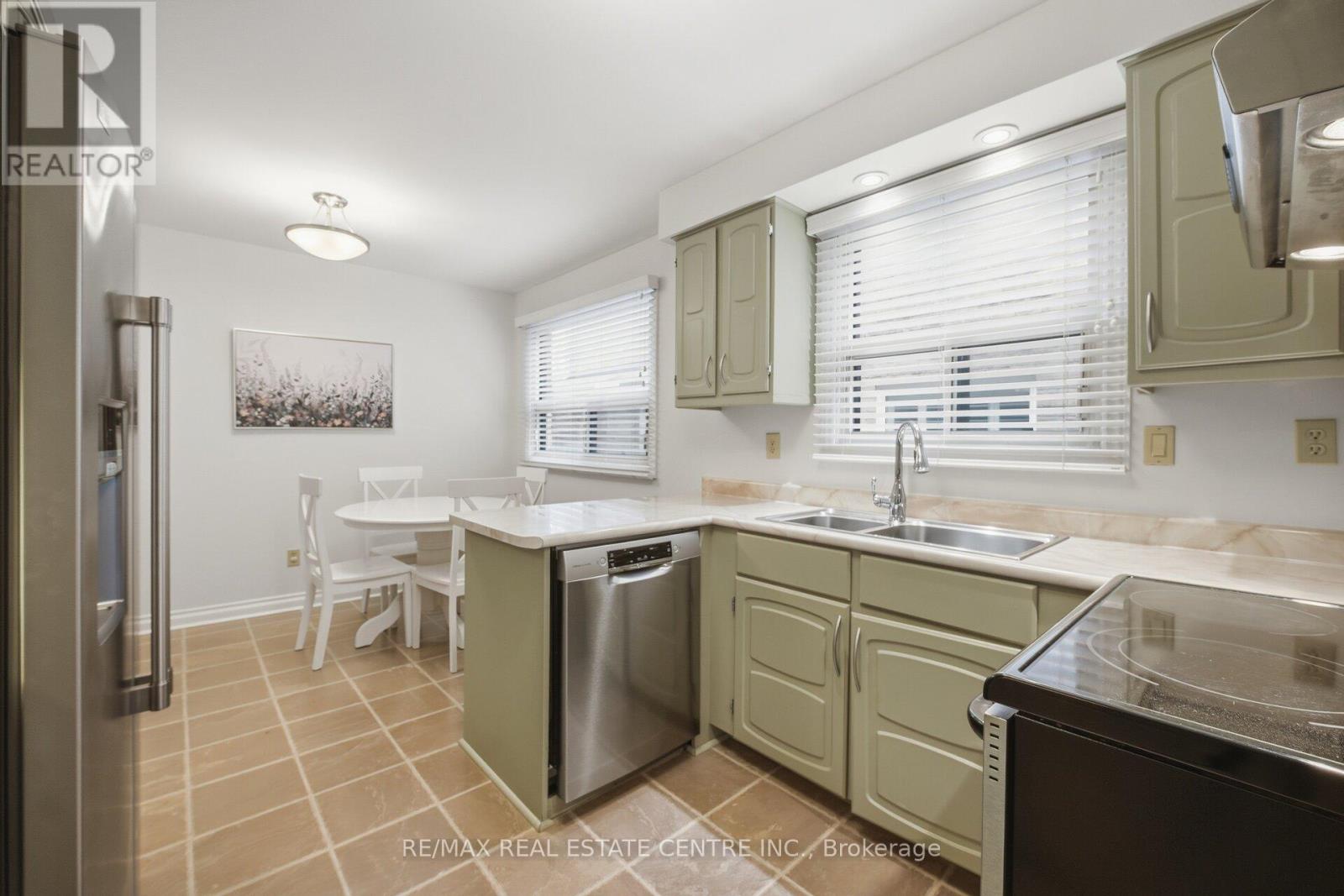 1596 Lewes Way, Mississauga, Ontario  L4W 3L2 - Photo 11 - W13063792