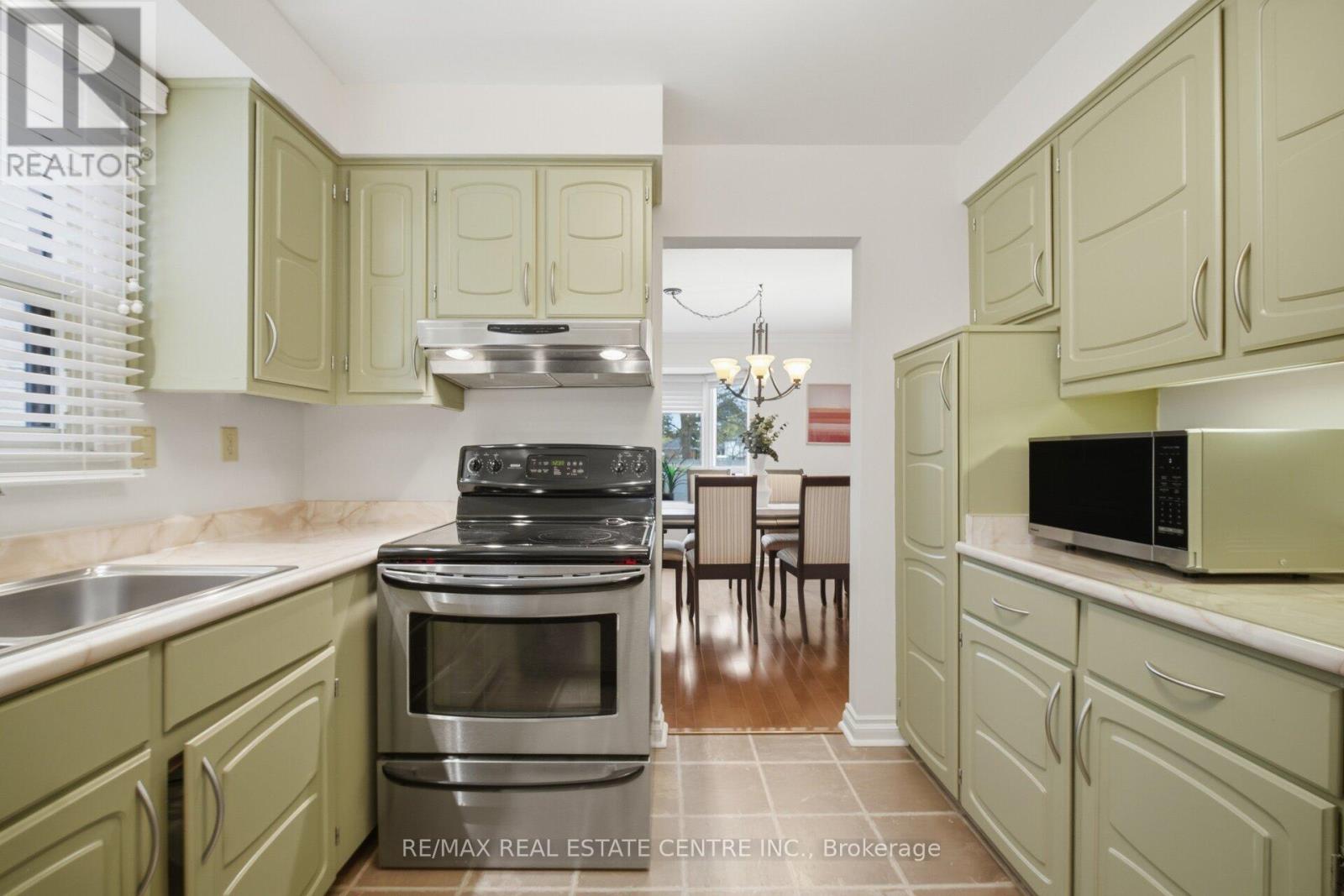 1596 Lewes Way, Mississauga, Ontario  L4W 3L2 - Photo 12 - W13063792