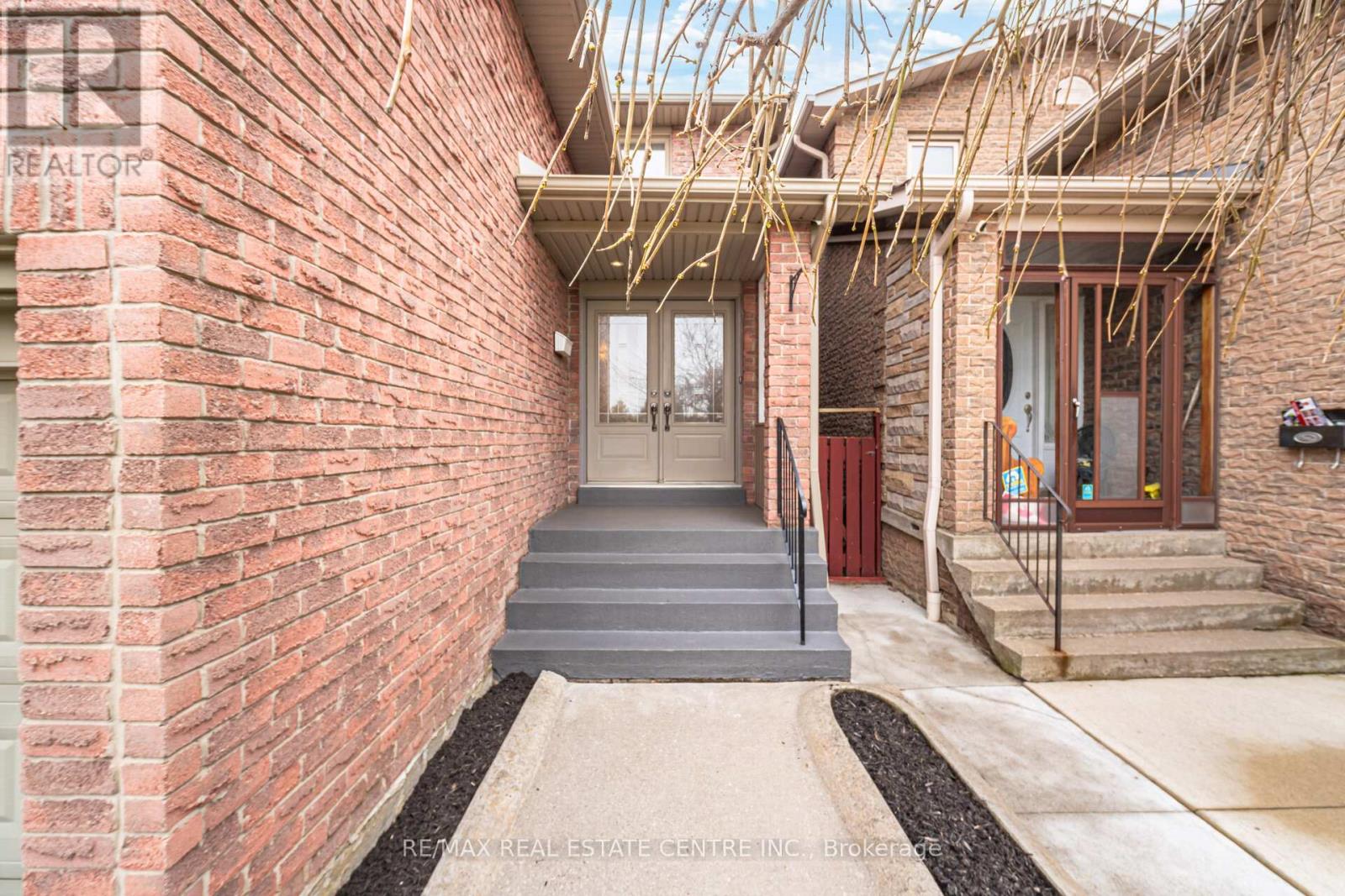 1596 Lewes Way, Mississauga, Ontario  L4W 3L2 - Photo 3 - W13063792