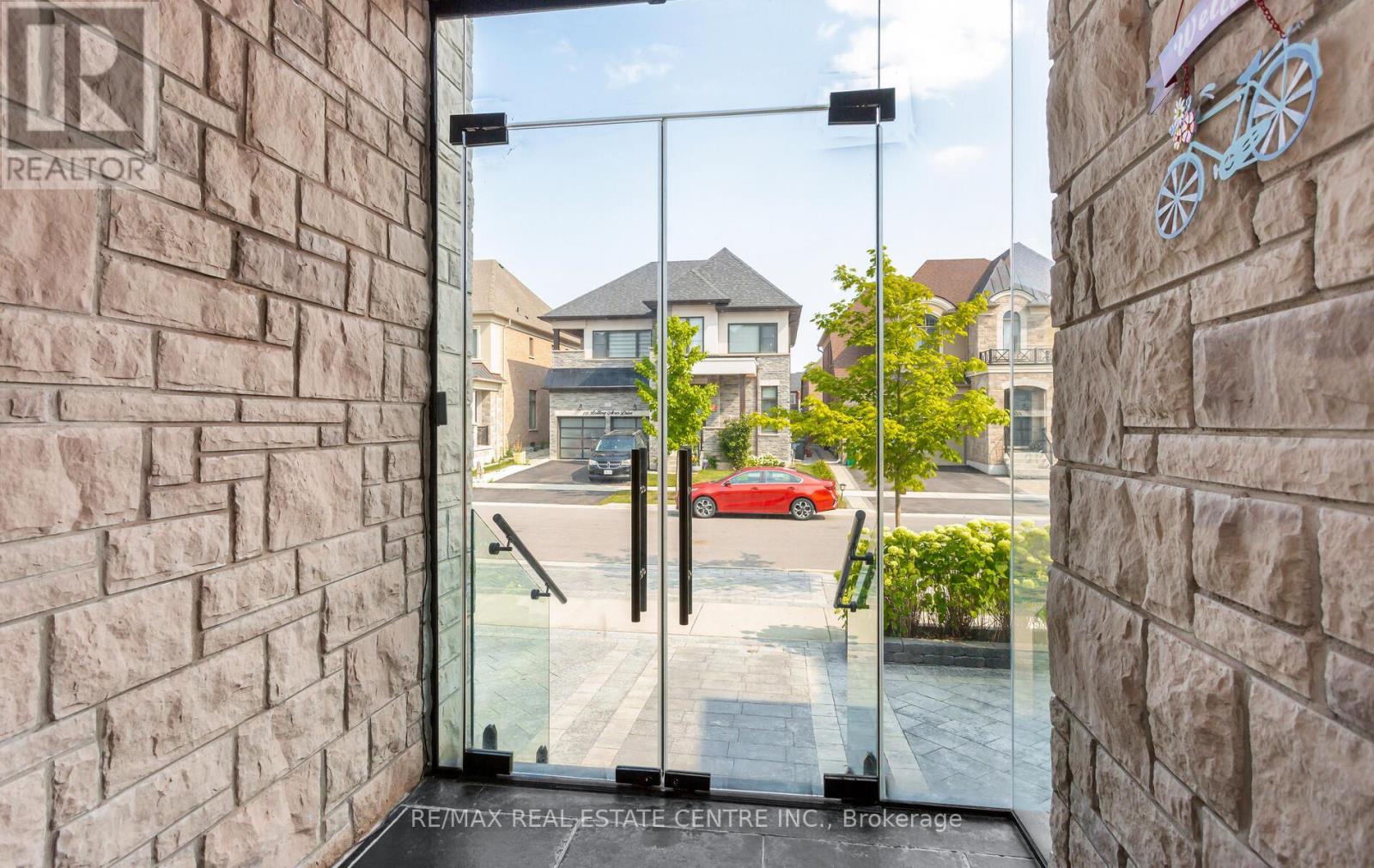 9 Rolling Acres Drive, Brampton, Ontario  L6X 5P3 - Photo 4 - W13063862