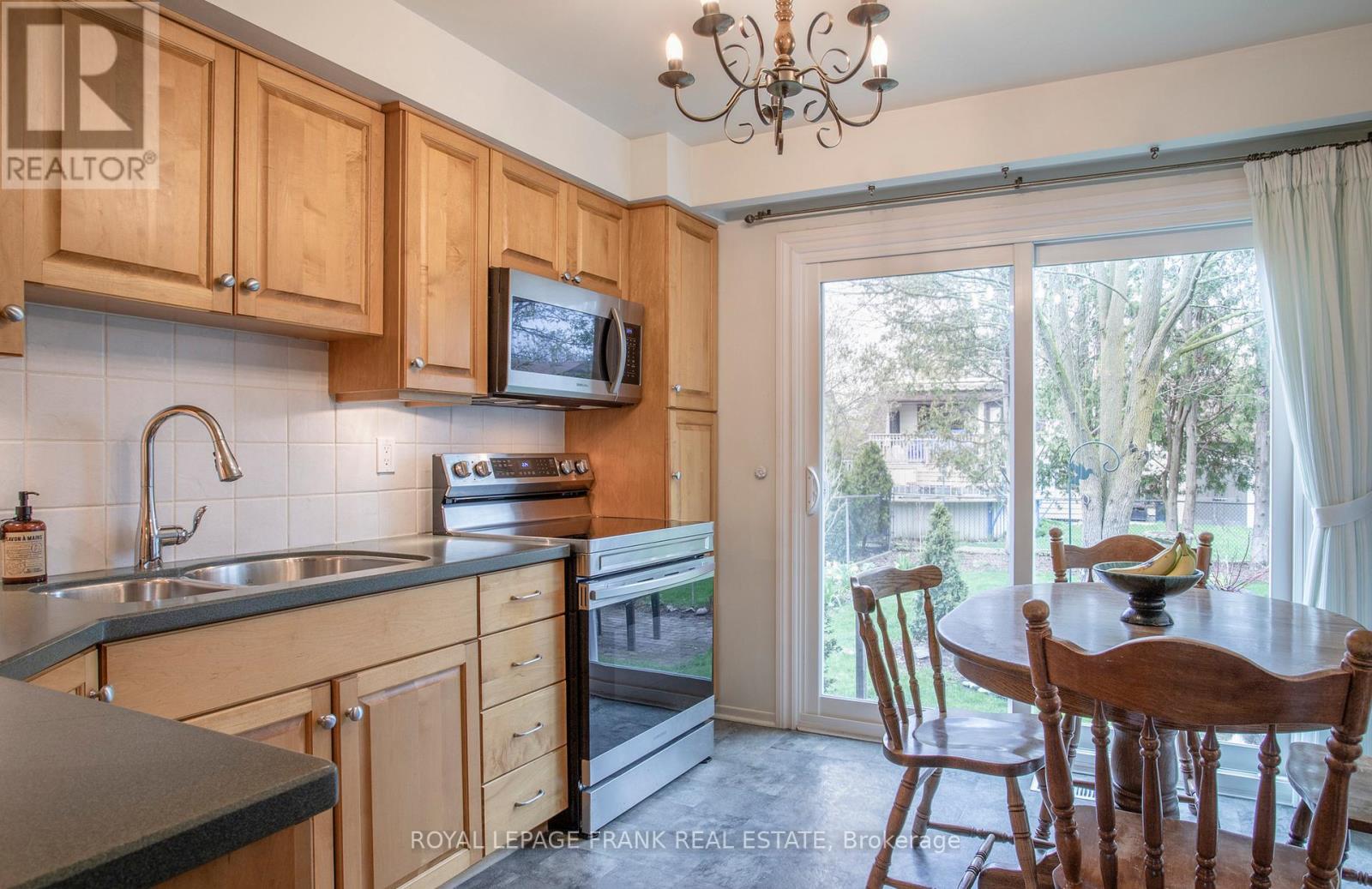 11 Cardiff Court, Whitby, Ontario  L1N 5N8 - Photo 14 - E13063932