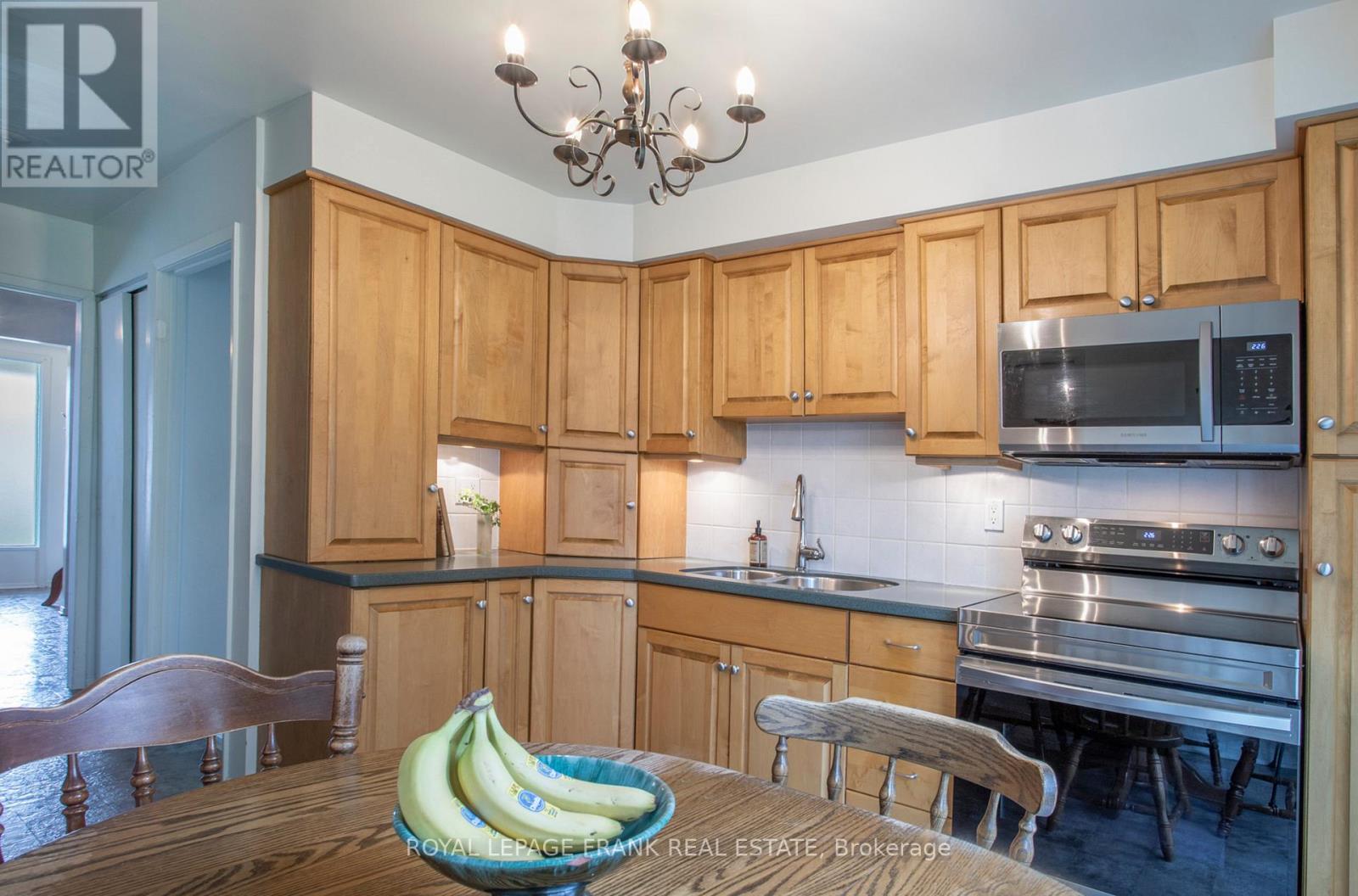 11 Cardiff Court, Whitby, Ontario  L1N 5N8 - Photo 15 - E13063932