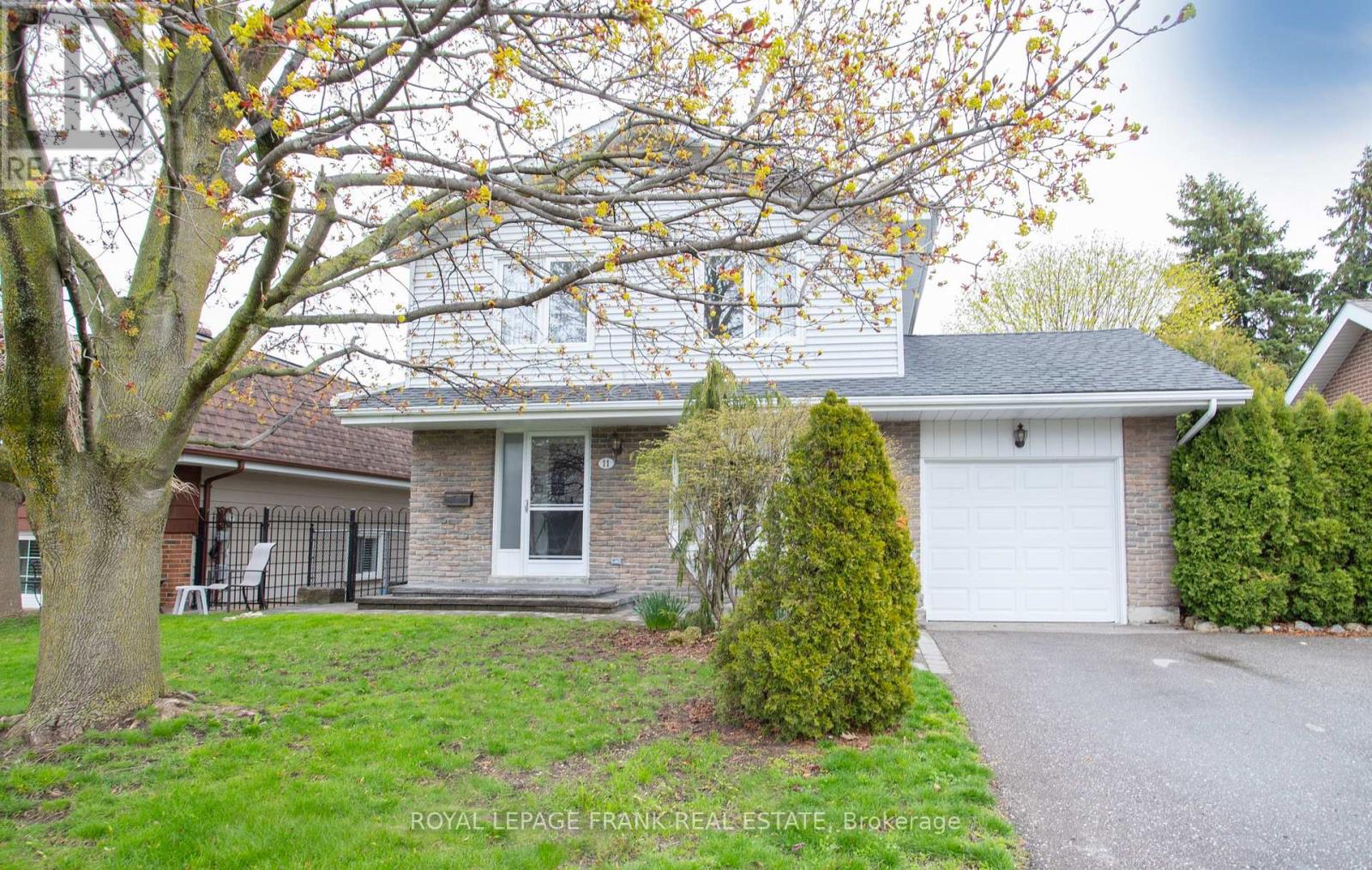 11 Cardiff Court, Whitby, Ontario  L1N 5N8 - Photo 2 - E13063932