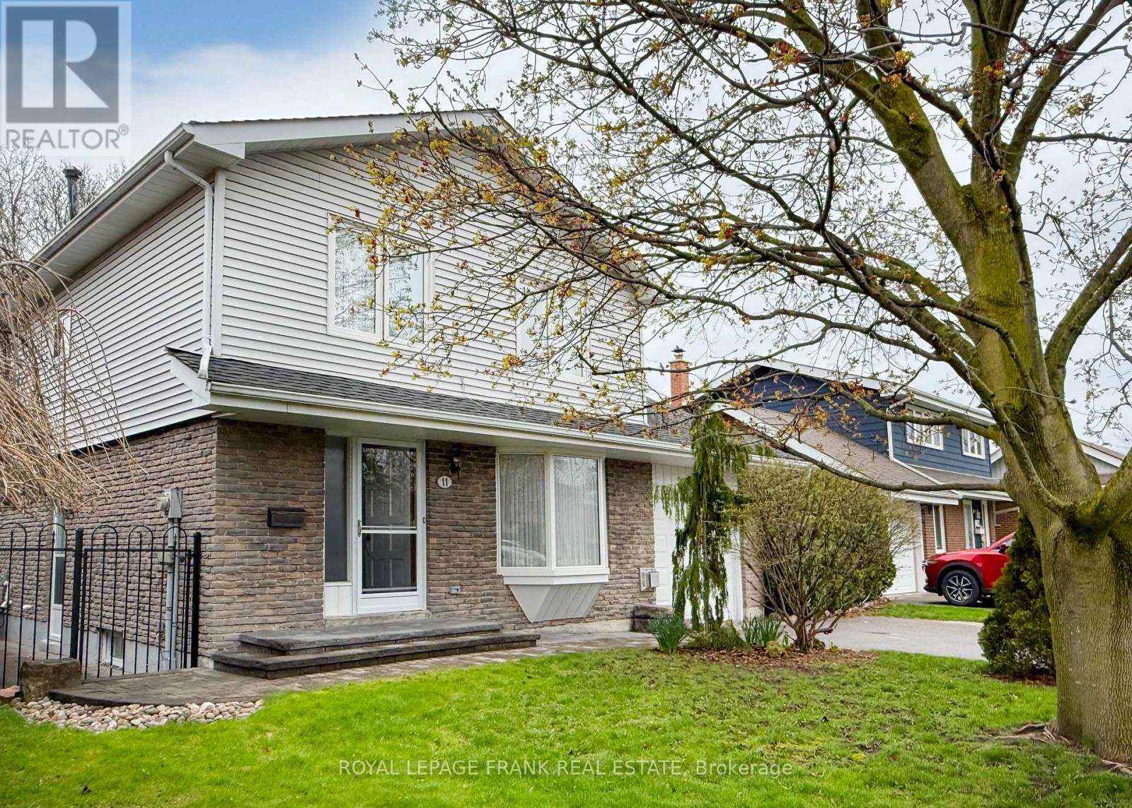 11 Cardiff Court, Whitby, Ontario  L1N 5N8 - Photo 4 - E13063932