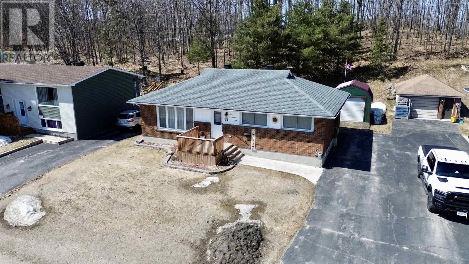 24 Axmith Ave, Elliot Lake, Ontario  P5A 1B7 - Photo 2 - SM260825