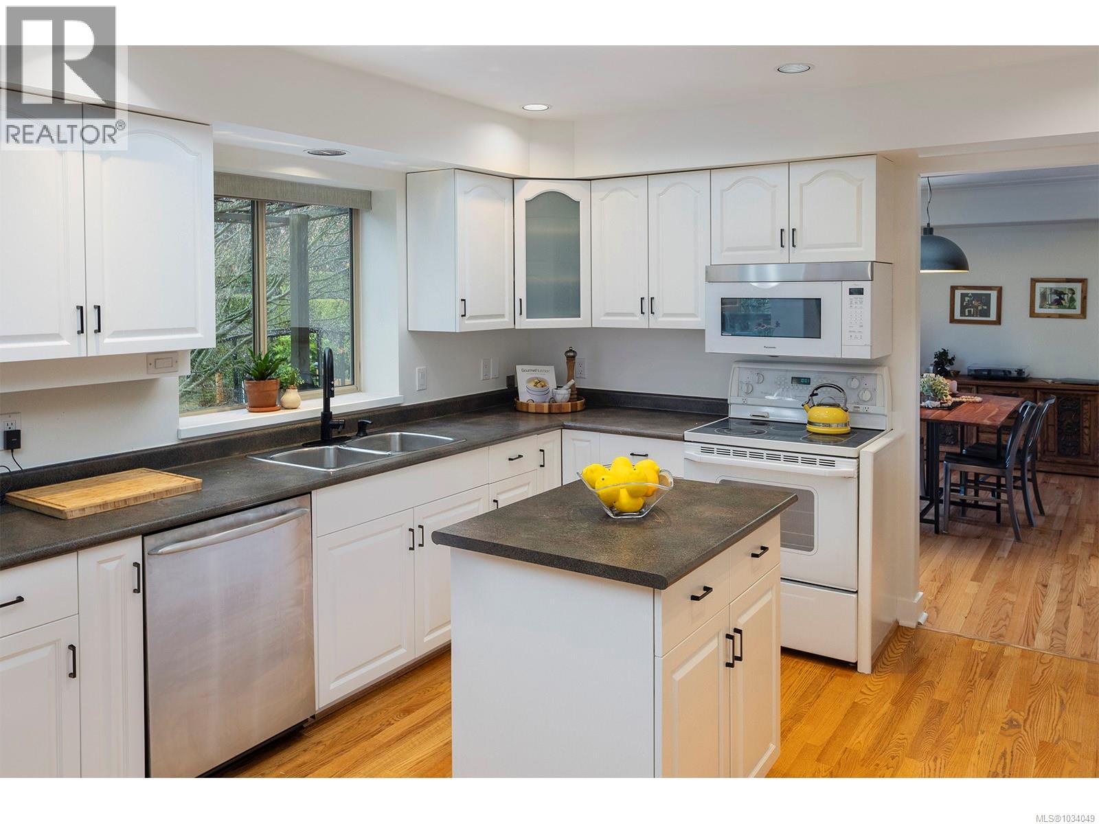 5047 Benton Crt, Saanich, British Columbia  V8Y 2Z5 - Photo 11 - 1034049