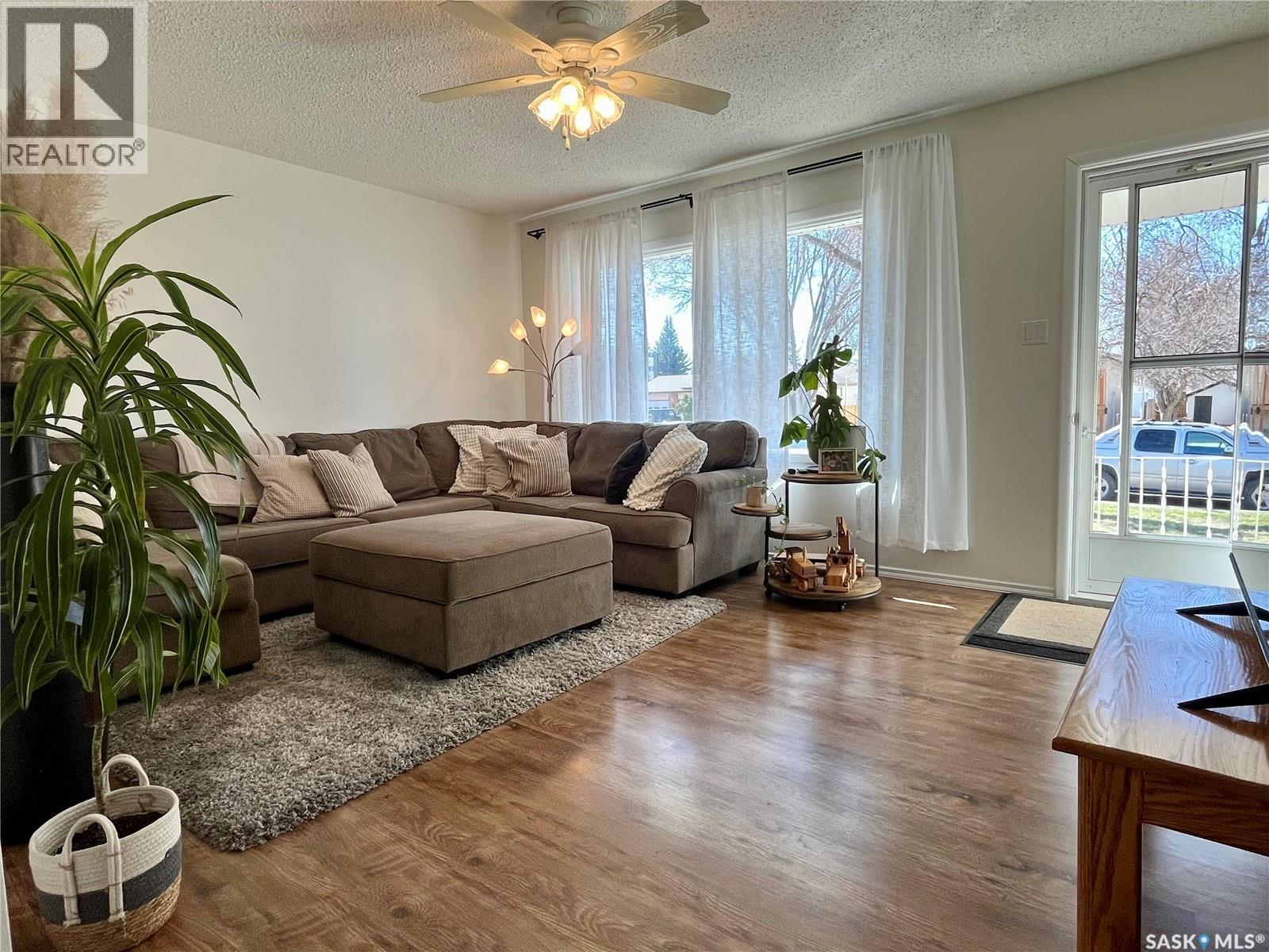 1131 Sidney Street E, Swift Current, Saskatchewan  S9H 1V1 - Photo 3 - SK034447