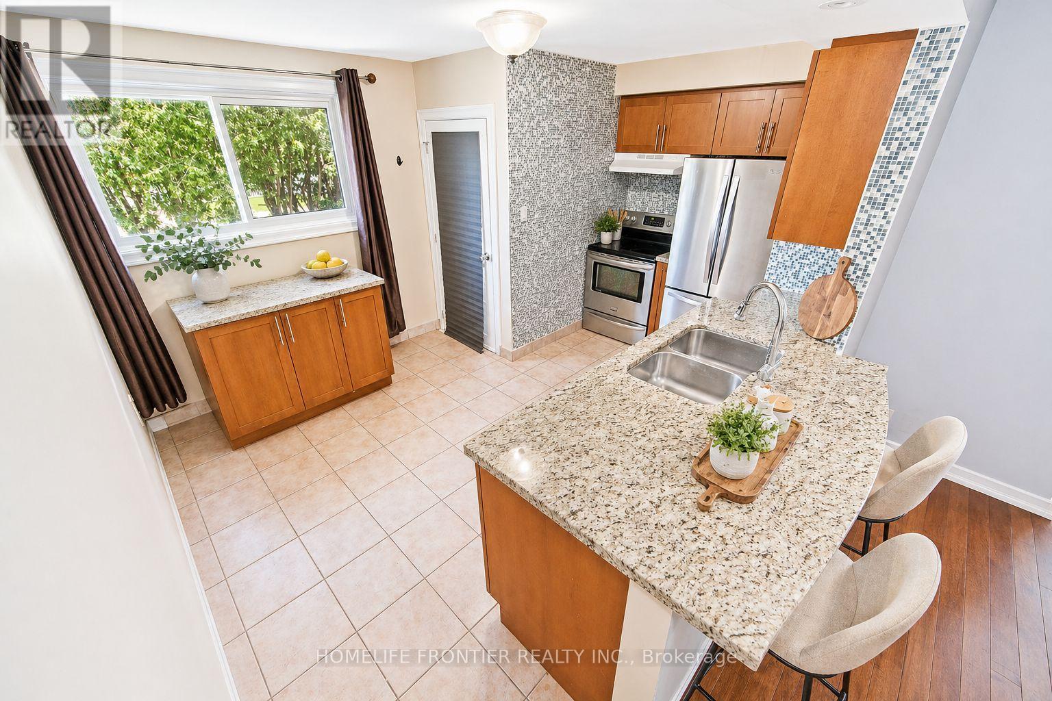 Main Floor - 261 Taylor Mills Drive, Richmond Hill, Ontario  L4C 2T8 - Photo 5 - N13059166