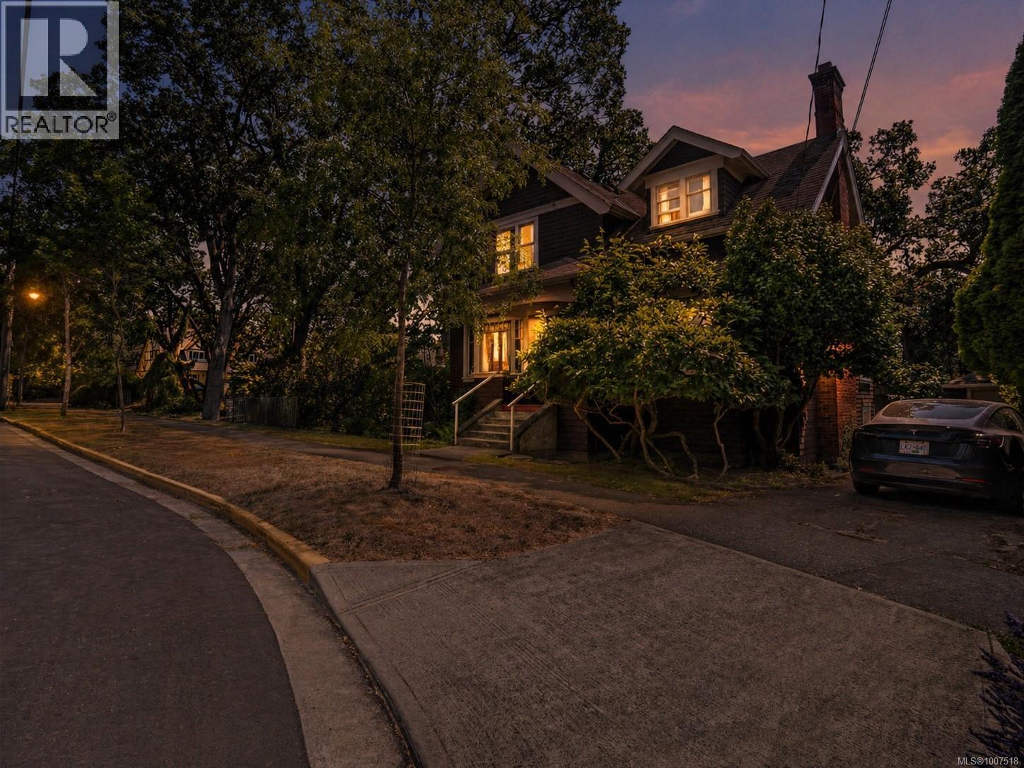 1353 Craigdarroch Rd, Victoria, British Columbia  V8S 2A6 - Photo 1 - 1007518