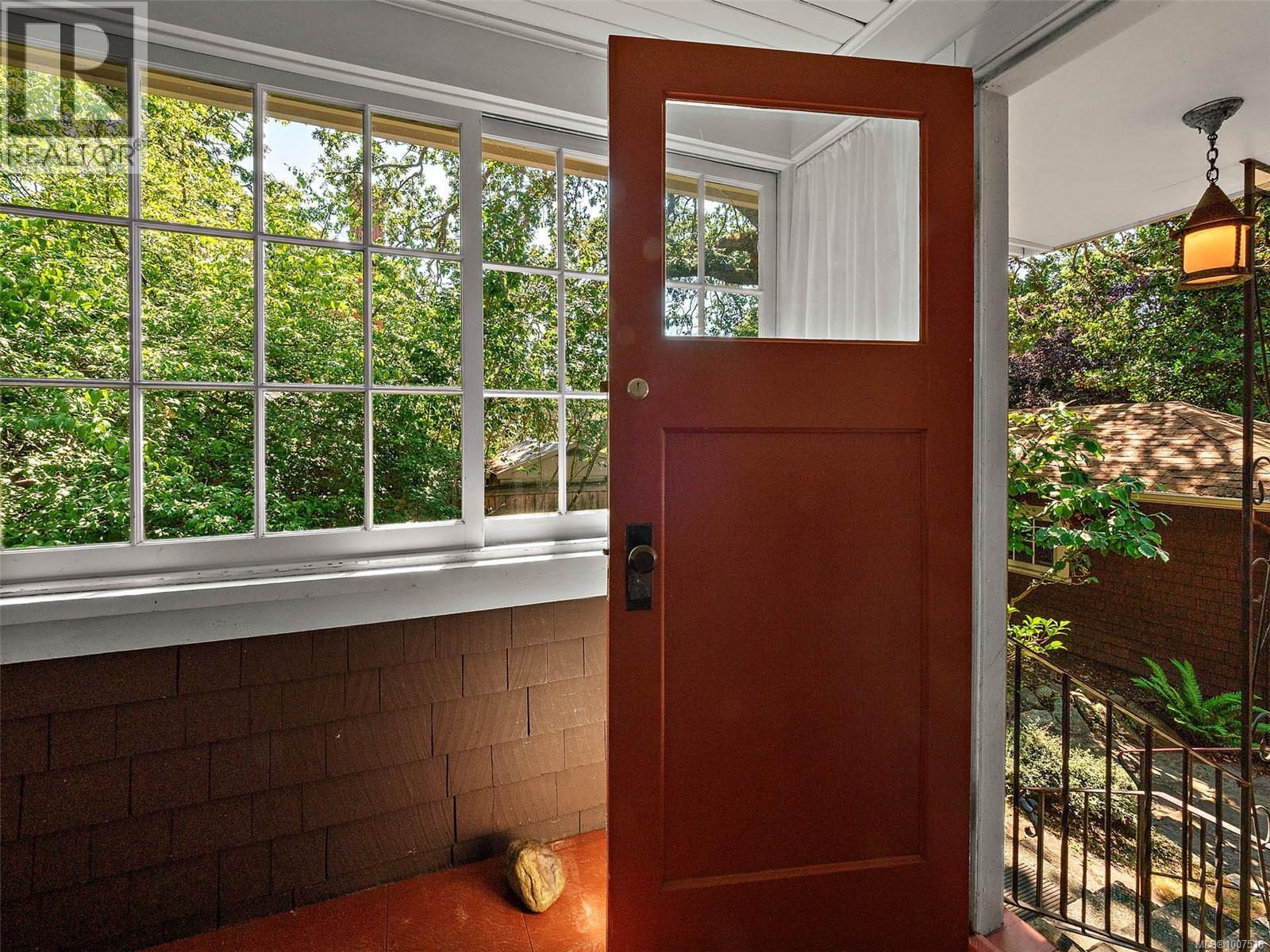 1353 Craigdarroch Rd, Victoria, British Columbia  V8S 2A6 - Photo 14 - 1007518