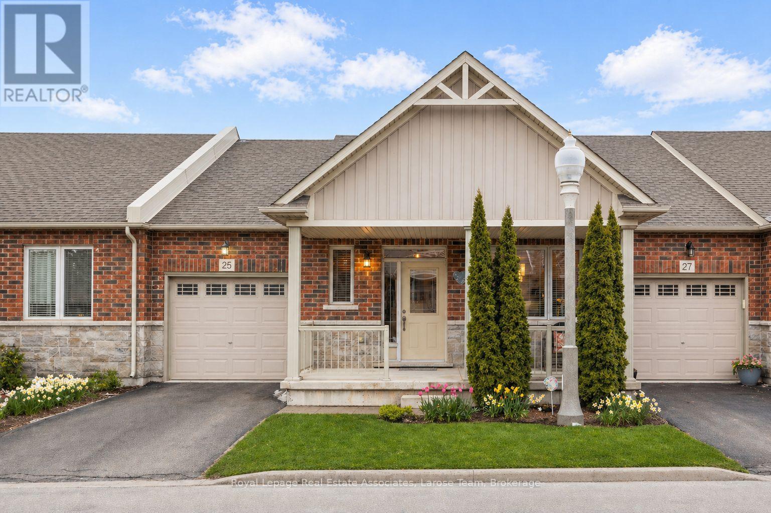 25 STICKLAND LANE, Hamilton, Ontario