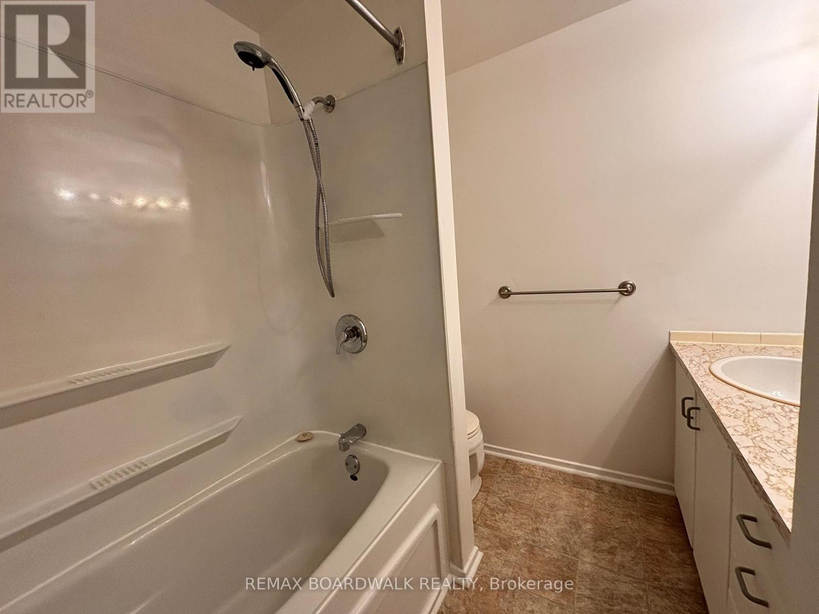 53j Sumac Street, Ottawa, Ontario  K1J 7T7 - Photo 6 - X12993232