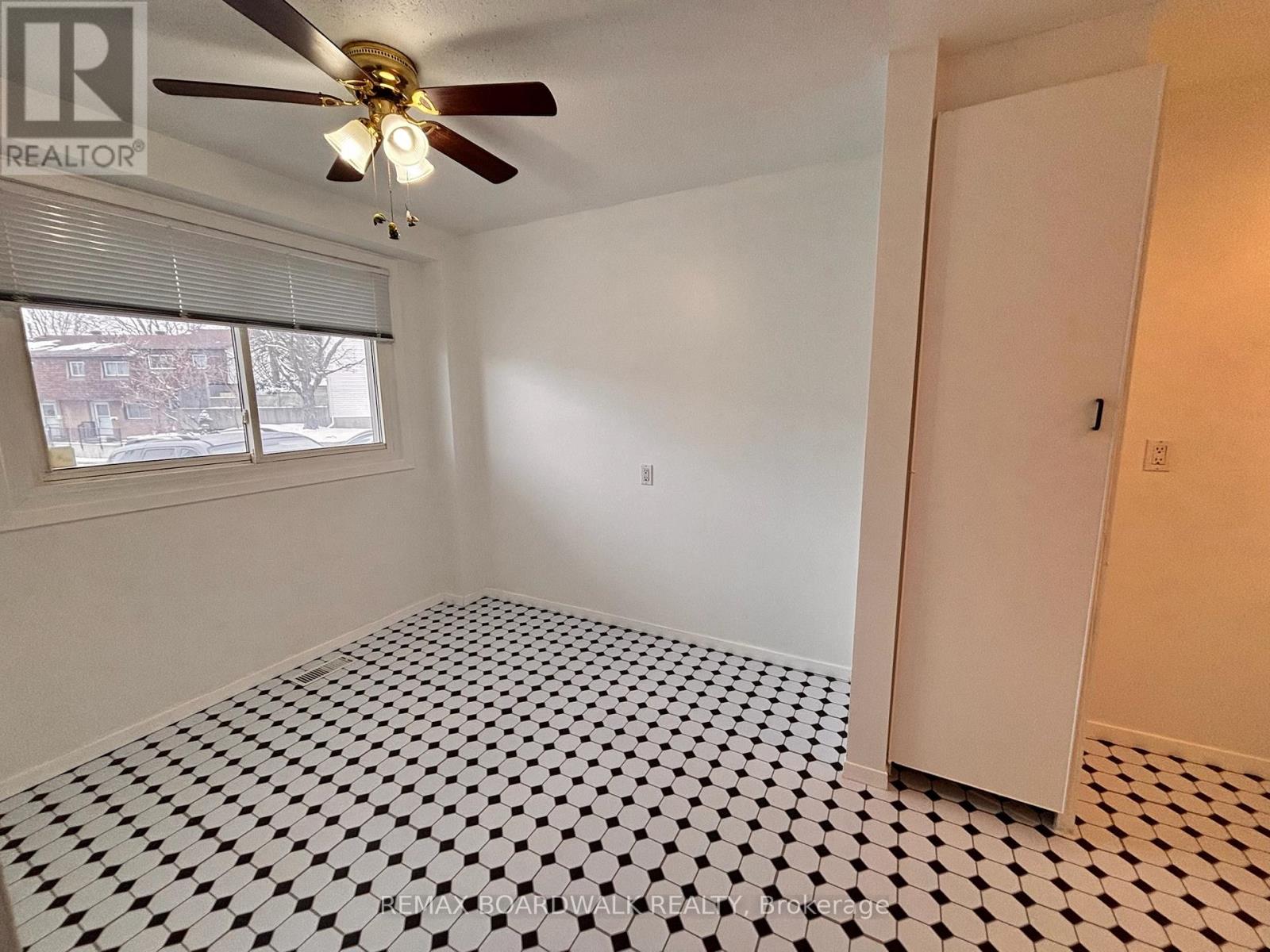 53j Sumac Street, Ottawa, Ontario  K1J 7T7 - Photo 3 - X12993232