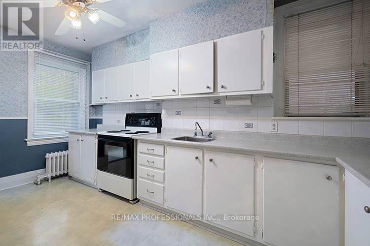 316 Durie Street, Toronto, Ontario  M6S 3G3 - Photo 6 - W13059920