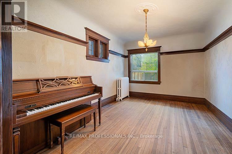 316 Durie Street, Toronto, Ontario  M6S 3G3 - Photo 11 - W13059920