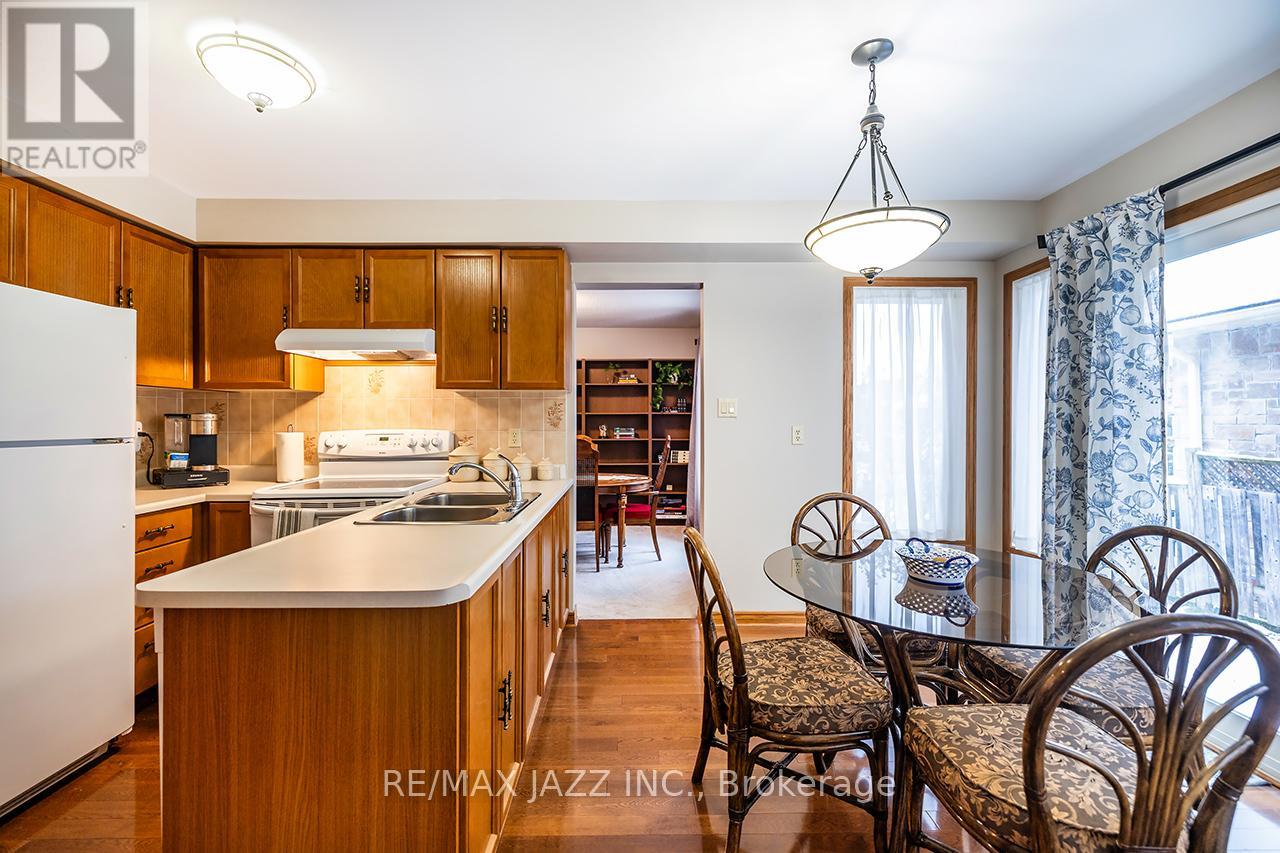 81 Burgby Avenue, Brampton, Ontario  L6X 3E2 - Photo 16 - W12868248