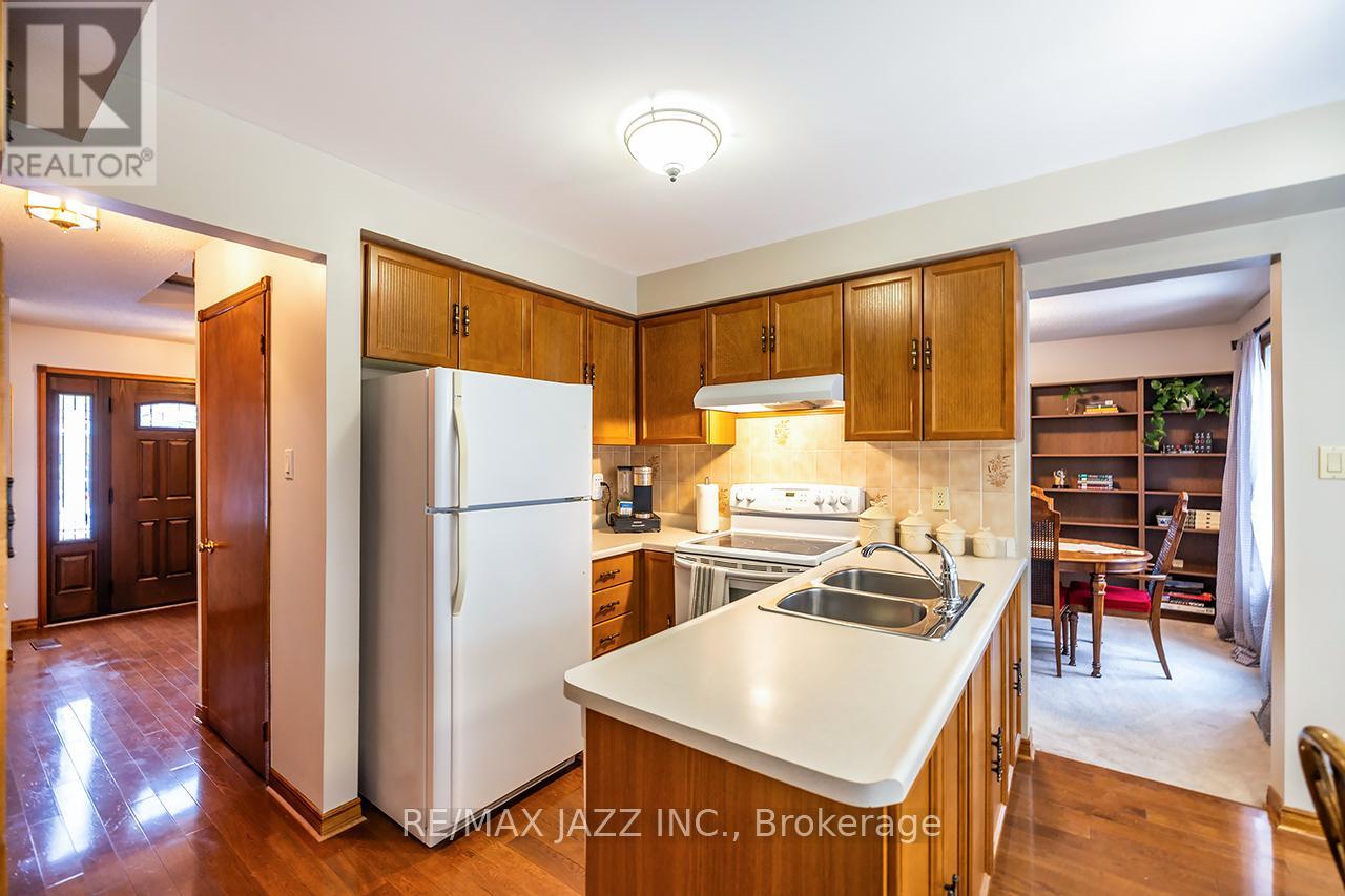 81 Burgby Avenue, Brampton, Ontario  L6X 3E2 - Photo 15 - W12868248