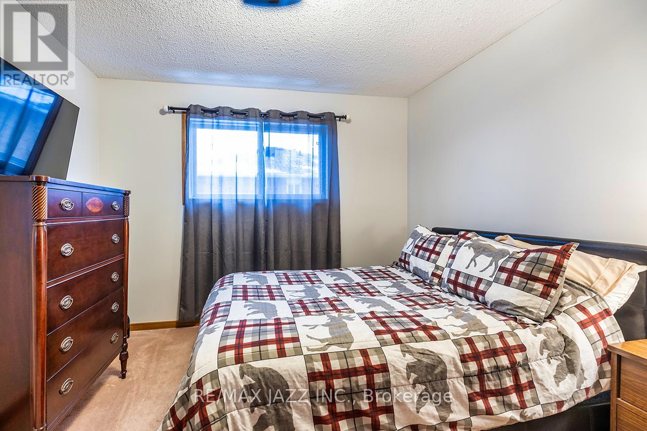 81 Burgby Avenue, Brampton, Ontario  L6X 3E2 - Photo 31 - W12868248