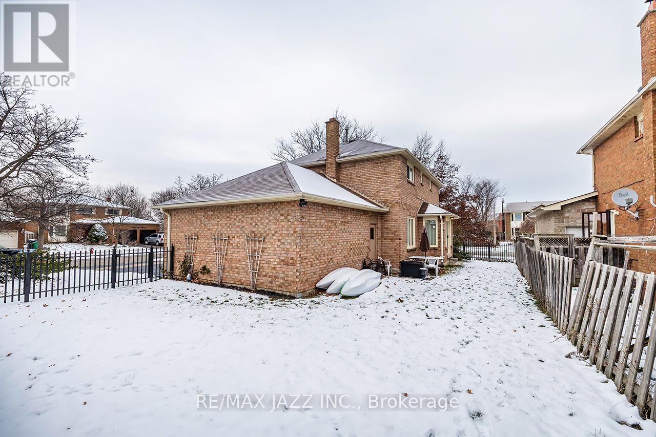 81 Burgby Avenue, Brampton, Ontario  L6X 3E2 - Photo 33 - W12868248