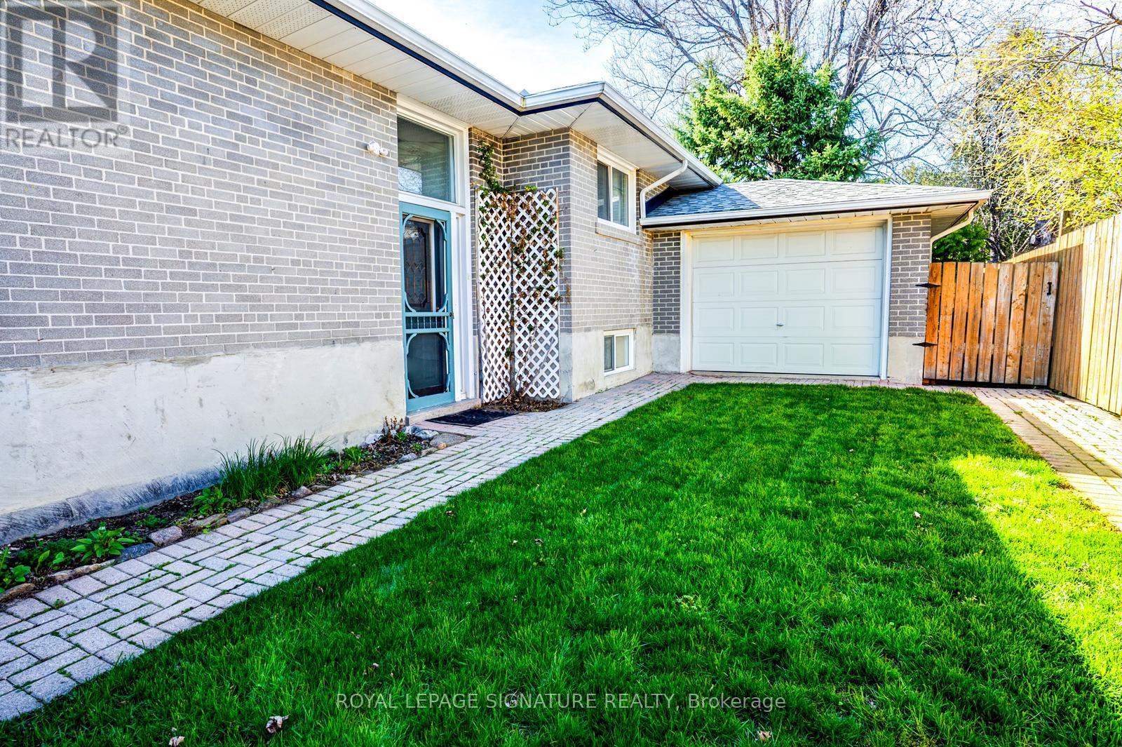 15 Epsom Downs Drive, Brampton, Ontario  L6T 1Y7 - Photo 2 - W13064156