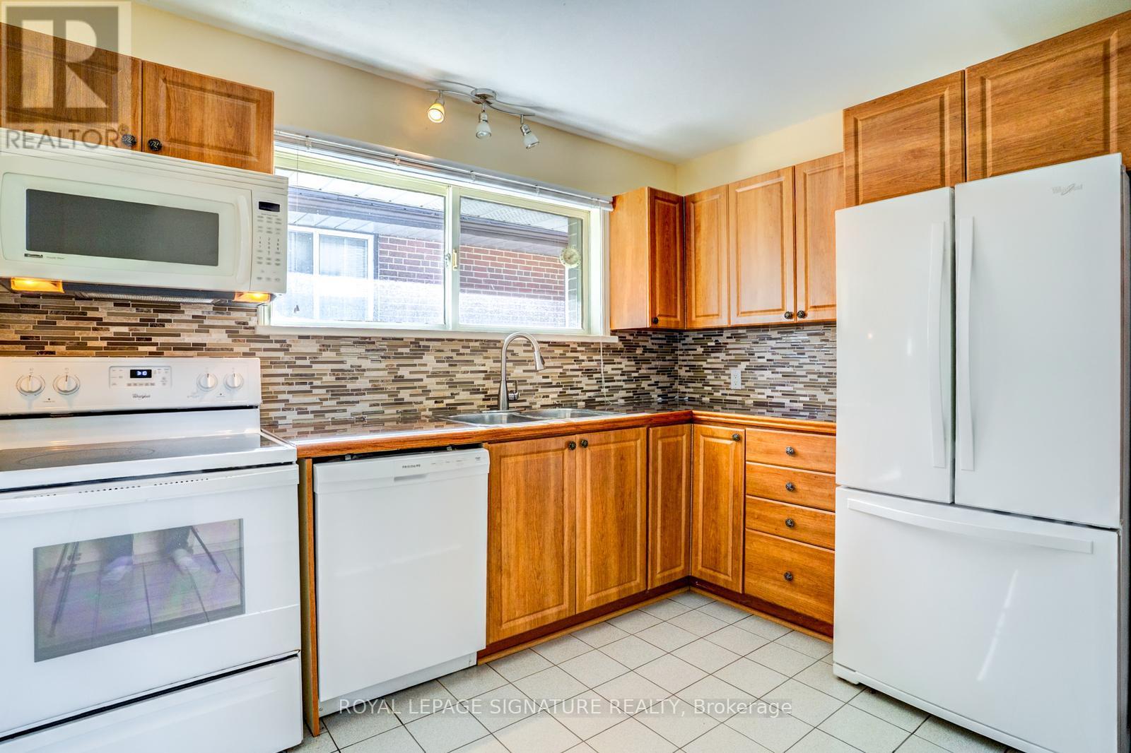 15 Epsom Downs Drive, Brampton, Ontario  L6T 1Y7 - Photo 8 - W13064156