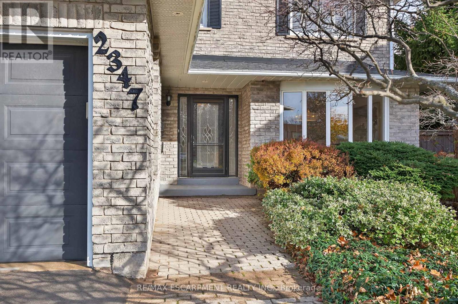 2347 Tweedsmuir Court, Burlington, Ontario  L7P 4K9 - Photo 2 - W13064332