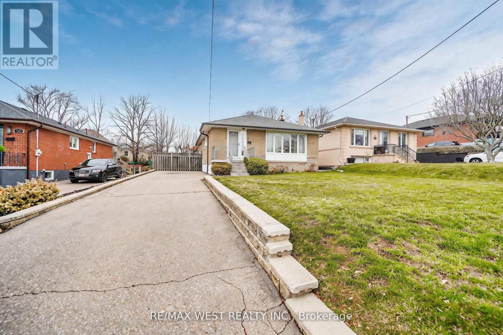 32 Deevale Road, Toronto, Ontario  M3M 1Z3 - Photo 2 - W13064382
