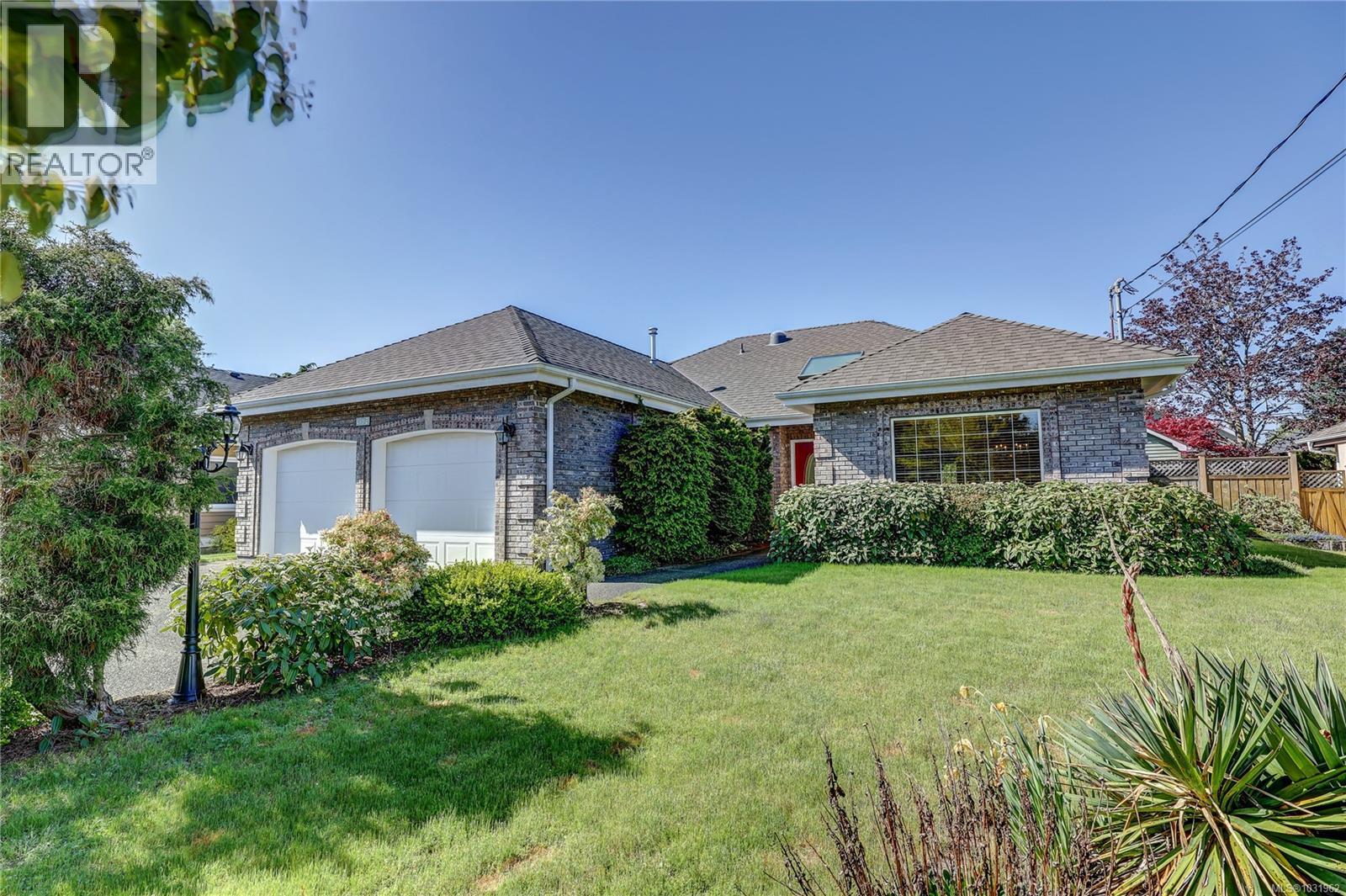 1132 Yellowbrick Rd, Parksville, British Columbia