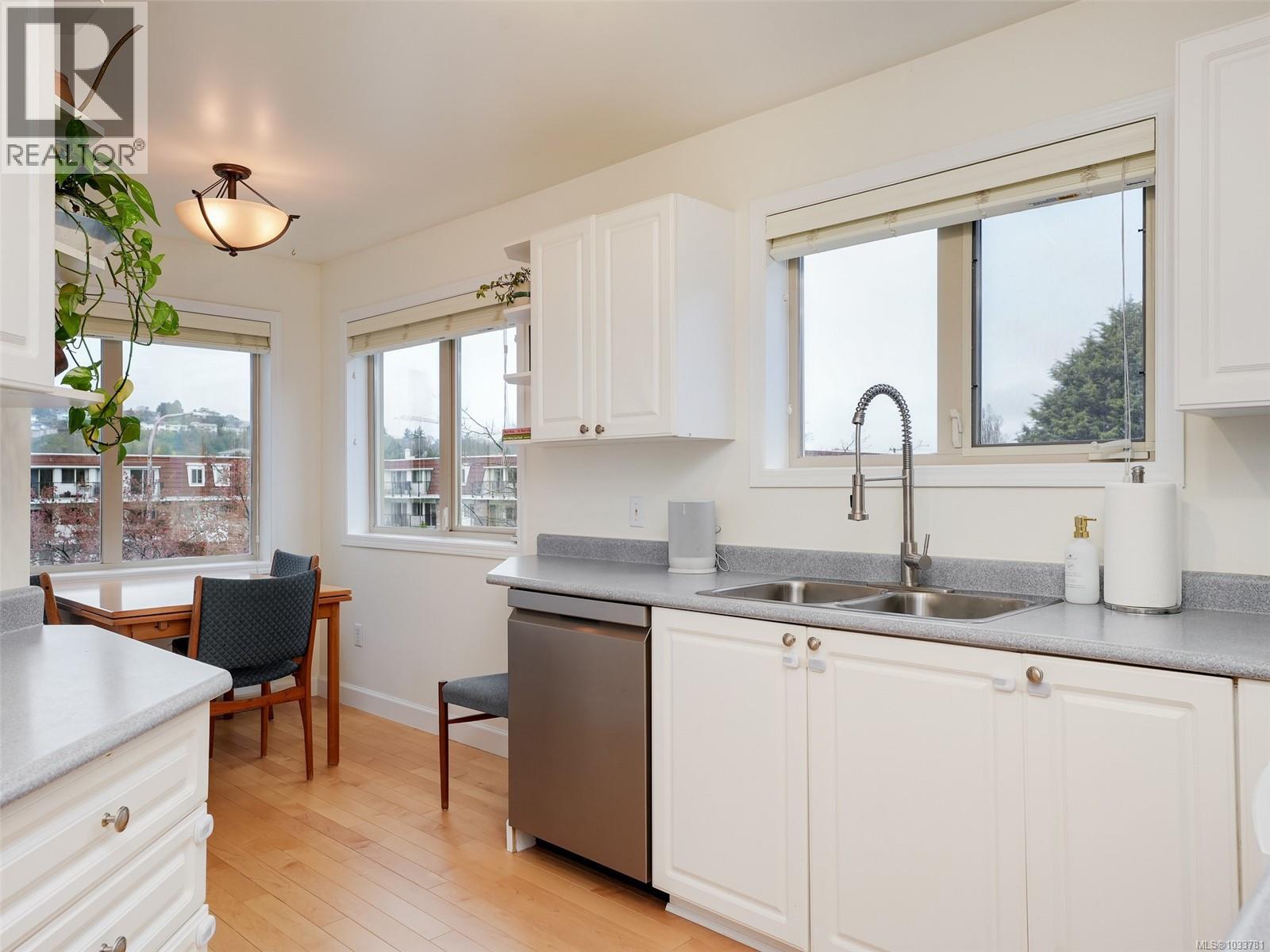 301 1687 Poplar Ave, Saanich, British Columbia  V8P 4K5 - Photo 7 - 1033781