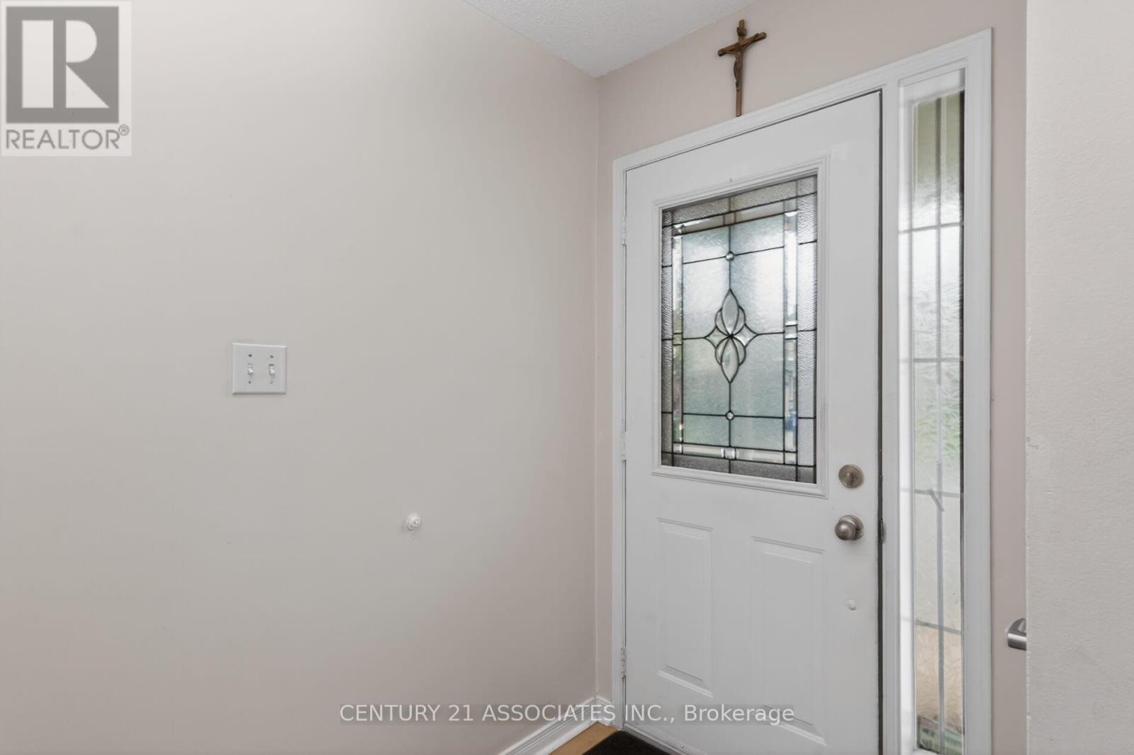 1817 Woodgate Court, Oshawa, Ontario  L1G 7Z1 - Photo 5 - E13064386
